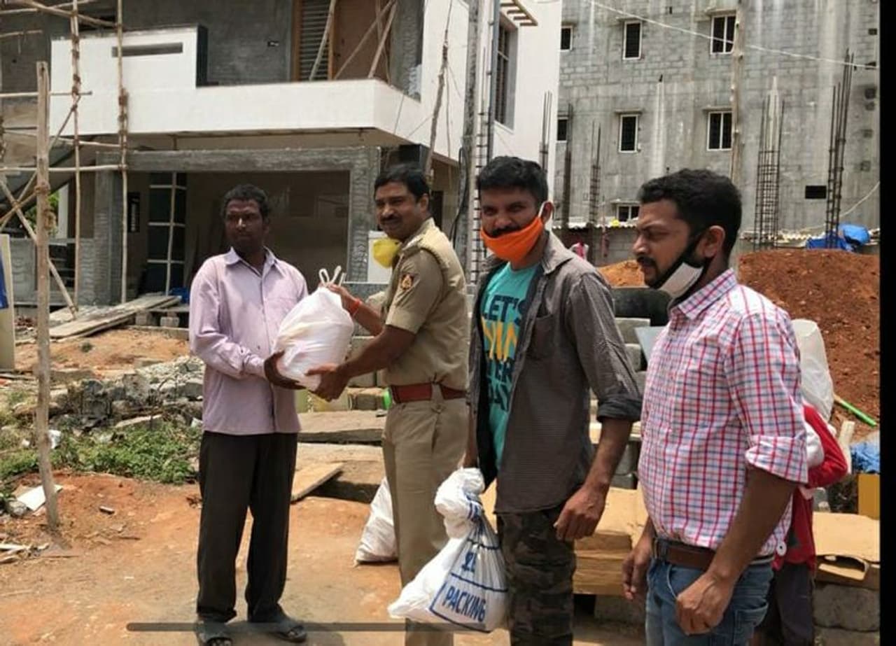 ಈ 'ಕೊಡೋಣ' ತಂಡ ಬೆಂಗಳೂರಿನ ನಾಗರಭಾವಿಯಲ್ಲಿ ಕೇವಲ ಇಬ್ಬರಿಂದ ಶುರುವಾಗಿತ್ತು. ಈಗ 10 ಜನರ ತಂಡವಾಗಿ ಬೆಳೆದಿದೆ. ಮಾರ್ಚ್ 22ರಿಂದ ಈ ತಂಡ ಪ್ರಾರಂಭವಾಗಿದ್ದು, ಬಡವರ ಹೊಟ್ಟೆ ತುಂಬಿಸುತ್ತಿದೆ. ಈ 'ಕೊಡೋಣ' ತಂಡ ಬೆಂಗಳೂರಿನ ನಾಗರಭಾವಿಯಲ್ಲಿ ಕೇವಲ ಇಬ್ಬರಿಂದ ಶುರುವಾಗಿತ್ತು. ಈಗ 10 ಜನರ ತಂಡವಾಗಿ ಬೆಳೆದಿದೆ. ಮಾರ್ಚ್ 22ರಿಂದ ಈ ತಂಡ ಪ್ರಾರಂಭವಾಗಿದ್ದು, ಬಡವರ ಹೊಟ್ಟೆ ತುಂಬಿಸುತ್ತಿದೆ.