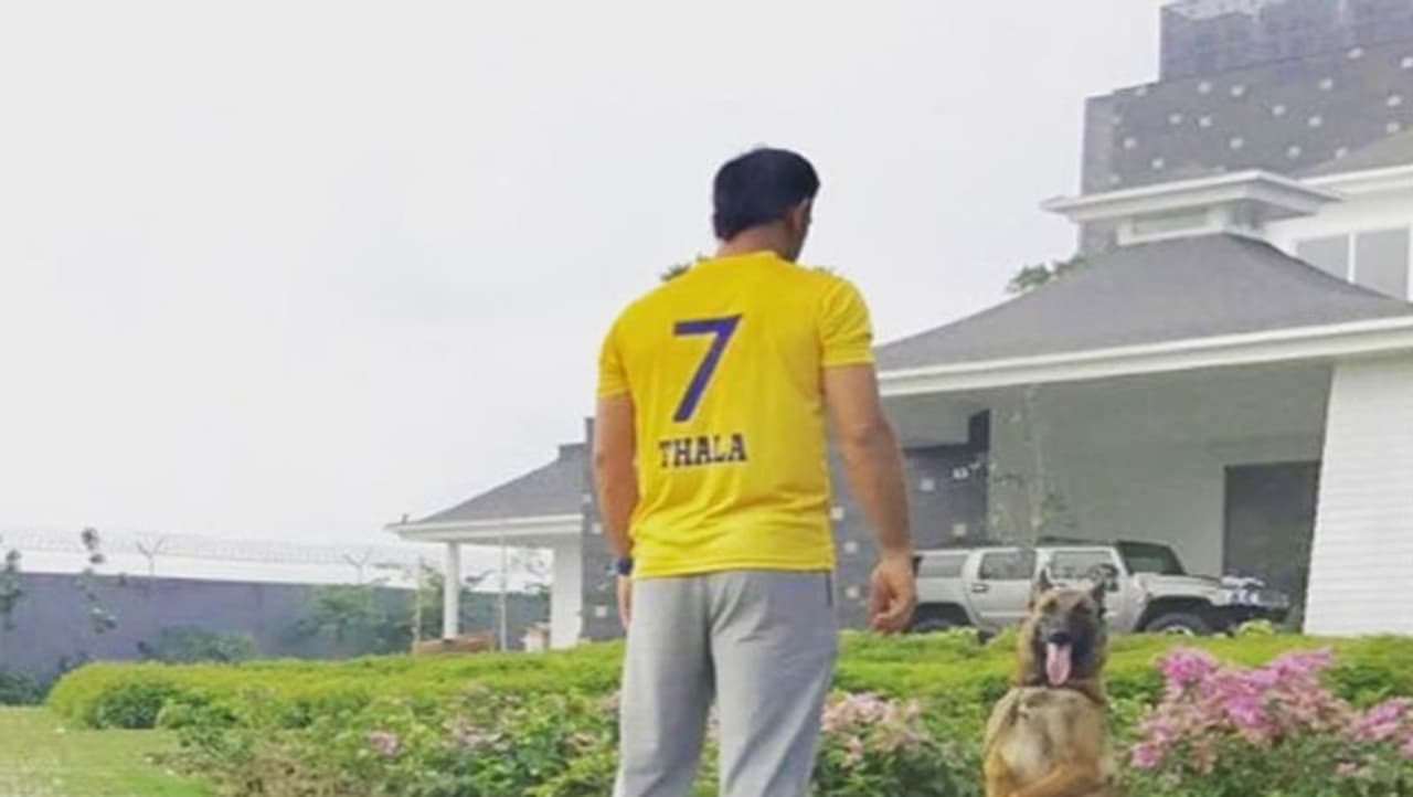 <p>మహేంద్ర సింగ్ ధోనీ కరోనా బాధితుల సహాయార్థం... తన క్రికెట్ కెరీర్లో సంపాదించిన ఆస్తి మొత్తాన్ని విరాళంగా ఇచ్చేశాడని... ఆఖరికి రాంఛీలో ఉన్న తన విలాసవంతమైన ఇంటికి కూడా అమ్మేశాడని ఈ వార్త సారాంశం...</p> <p>మహేంద్ర సింగ్ ధోనీ కరోనా బాధితుల సహాయార్థం... తన క్రికెట్ కెరీర్లో సంపాదించిన ఆస్తి మొత్తాన్ని విరాళంగా ఇచ్చేశాడని... ఆఖరికి రాంఛీలో ఉన్న తన విలాసవంతమైన ఇంటికి కూడా అమ్మేశాడని ఈ వార్త సారాంశం...</p>