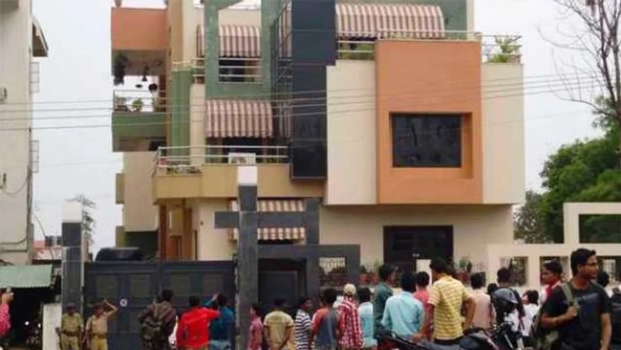 <p>రాంఛీలో ఉన్న మహేంద్ర సింగ్ ధోనీ ఇంటి విలువ దాదాపు 6 కోట్లు. ఈ ఇంటిని స్వయంగా మహేంద్ర సింగ్ ధోనీ డిజైన్ చేసి, కట్టించుకున్నాడు. ఇది కాకుండా రాంఛీలో ఏడు ఎకరాల్లో విలసవంతమైన ఫామ్ హౌజ్ కూడా ఉంది.</p> <p>రాంఛీలో ఉన్న మహేంద్ర సింగ్ ధోనీ ఇంటి విలువ దాదాపు 6 కోట్లు. ఈ ఇంటిని స్వయంగా మహేంద్ర సింగ్ ధోనీ డిజైన్ చేసి, కట్టించుకున్నాడు. ఇది కాకుండా రాంఛీలో ఏడు ఎకరాల్లో విలసవంతమైన ఫామ్ హౌజ్ కూడా ఉంది.</p>