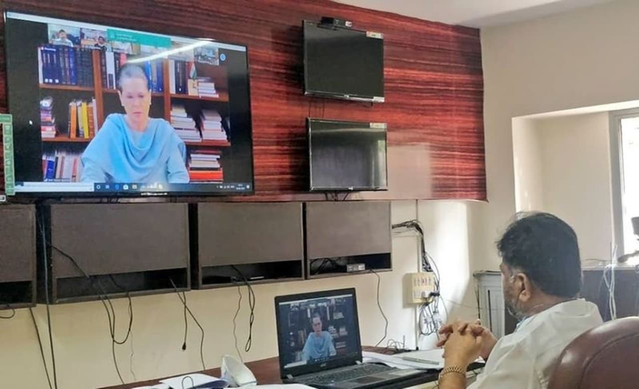 ದೇಶದಲ್ಲಿ ರೌದ್ರಾವತಾರ ತಾಳಿರುವ ಕೊರೋನಾ ಪರಿಸ್ಥಿತಿ ಕುರಿತು ಎಐಸಿಸಿ ಅಧ್ಯಕ್ಷೆ ಸೋನಿಯಾ ಗಾಂಧಿ ಅವರು ಪ್ರದೇಶ ಕಾಂಗ್ರೆಸ್ ಅಧ್ಯಕ್ಷರುಗಳ ಜತೆ ಶುಕ್ರವಾರ ನಡೆಸಿದ ವಿಡಿಯೋ ಕಾನ್ಫರೇನ್ಸ್ ನಡೆಸಿ ಜನರ ನೆರವಿಗೆ ನಿಲ್ಲಿ ಎಂದು ಸೂಚಿಸಿದರು. ದೇಶದಲ್ಲಿ ರೌದ್ರಾವತಾರ ತಾಳಿರುವ ಕೊರೋನಾ ಪರಿಸ್ಥಿತಿ ಕುರಿತು ಎಐಸಿಸಿ ಅಧ್ಯಕ್ಷೆ ಸೋನಿಯಾ ಗಾಂಧಿ ಅವರು ಪ್ರದೇಶ ಕಾಂಗ್ರೆಸ್ ಅಧ್ಯಕ್ಷರುಗಳ ಜತೆ ಶುಕ್ರವಾರ ನಡೆಸಿದ ವಿಡಿಯೋ ಕಾನ್ಫರೇನ್ಸ್ ನಡೆಸಿ ಜನರ ನೆರವಿಗೆ ನಿಲ್ಲಿ ಎಂದು ಸೂಚಿಸಿದರು.