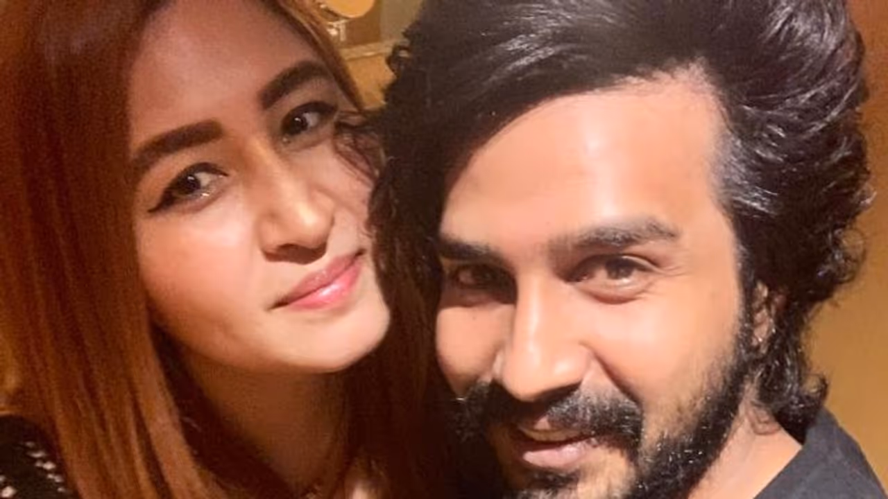 క్రమంగా తమిళ హీరో విష్ణు విశాల్ క్రేజీ హీరోగా మారుతున్నాడు. వరుస విజయాలు అందుకుంటున్నాడు. విష్ణు విశాల్ చివరగా నటించిన రాక్షసన్ చిత్రం ఘనవిజయం సాధించగా, సిలుక్కువరపత్తి సింగం మూవీ పరవాలేదనిపించింది. ప్రస్తుతం విష్ణు విశాల్ అరణ్య చిత్రంతో పాటు మరికొన్ని చిత్రాల్లో నటిస్తున్నాడు. క్రమంగా తమిళ హీరో విష్ణు విశాల్ క్రేజీ హీరోగా మారుతున్నాడు. వరుస విజయాలు అందుకుంటున్నాడు. విష్ణు విశాల్ చివరగా నటించిన రాక్షసన్ చిత్రం ఘనవిజయం సాధించగా, సిలుక్కువరపత్తి సింగం మూవీ పరవాలేదనిపించింది. ప్రస్తుతం విష్ణు విశాల్ అరణ్య చిత్రంతో పాటు మరికొన్ని చిత్రాల్లో నటిస్తున్నాడు. 