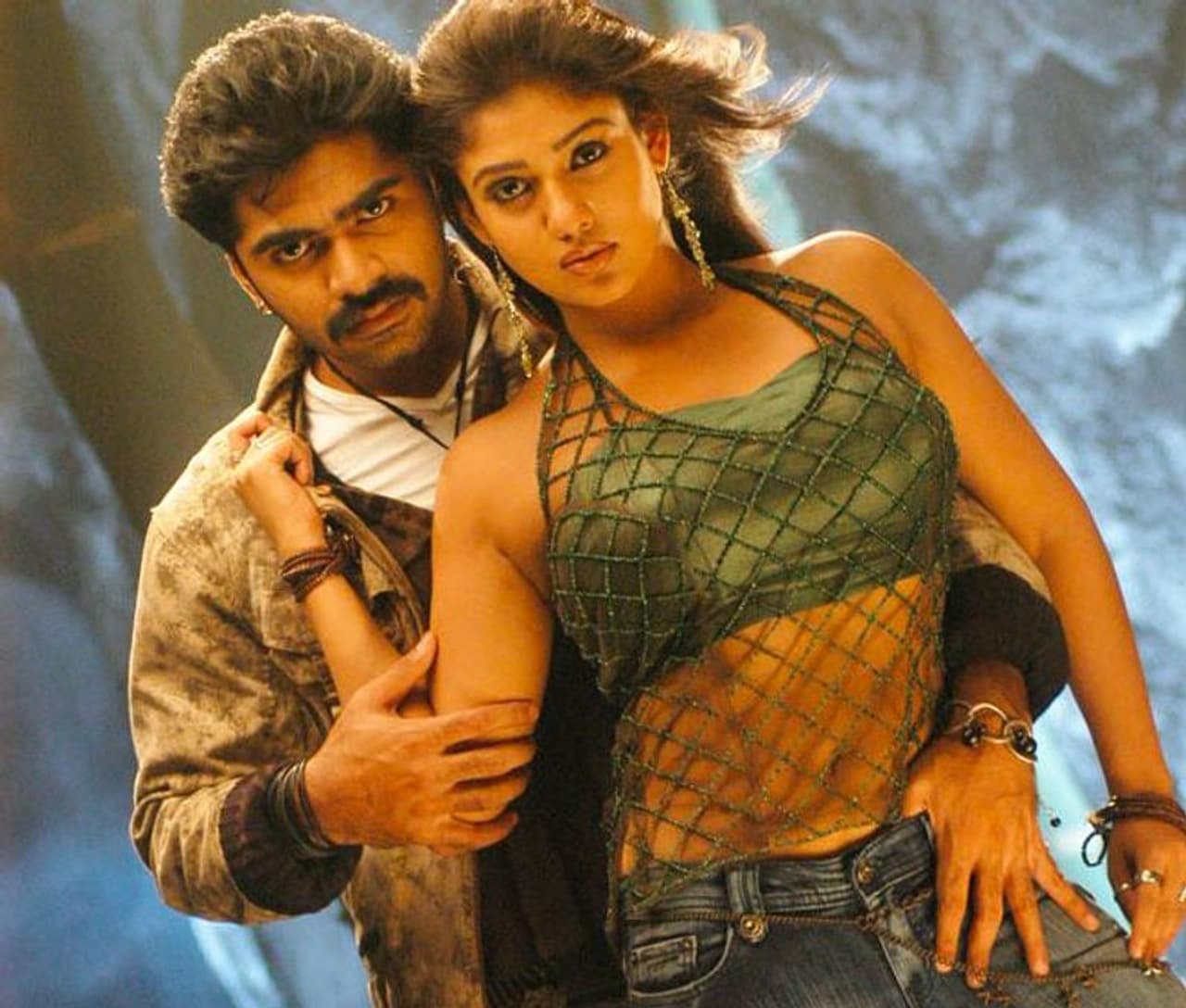 సౌత్ లో అత్యధిక పారితోషికం అందుకునే హీరోయిన్ నయనతార. ఓవర్ నైట్ లో నయన్ కు ఈ స్టార్ డమ్ సొంతం కాలేదు. తన ప్రతిభతో ఒక్కో మెట్టూ ఎదుగుతూ వచ్చింది. కమర్షియల్ చిత్రాల్లో గ్లామర్ మెరుపులు మెరిపించినా, చీర కట్టులో కనిపించినా, లేడి ఓరియెంటెర్ చిత్రాల్లో నటించినా అది నయనతారకు మాత్రమే సాధ్యం. సౌత్ లో అత్యధిక పారితోషికం అందుకునే హీరోయిన్ నయనతార. ఓవర్ నైట్ లో నయన్ కు ఈ స్టార్ డమ్ సొంతం కాలేదు. తన ప్రతిభతో ఒక్కో మెట్టూ ఎదుగుతూ వచ్చింది. కమర్షియల్ చిత్రాల్లో గ్లామర్ మెరుపులు మెరిపించినా, చీర కట్టులో కనిపించినా, లేడి ఓరియెంటెర్ చిత్రాల్లో నటించినా అది నయనతారకు మాత్రమే సాధ్యం. 