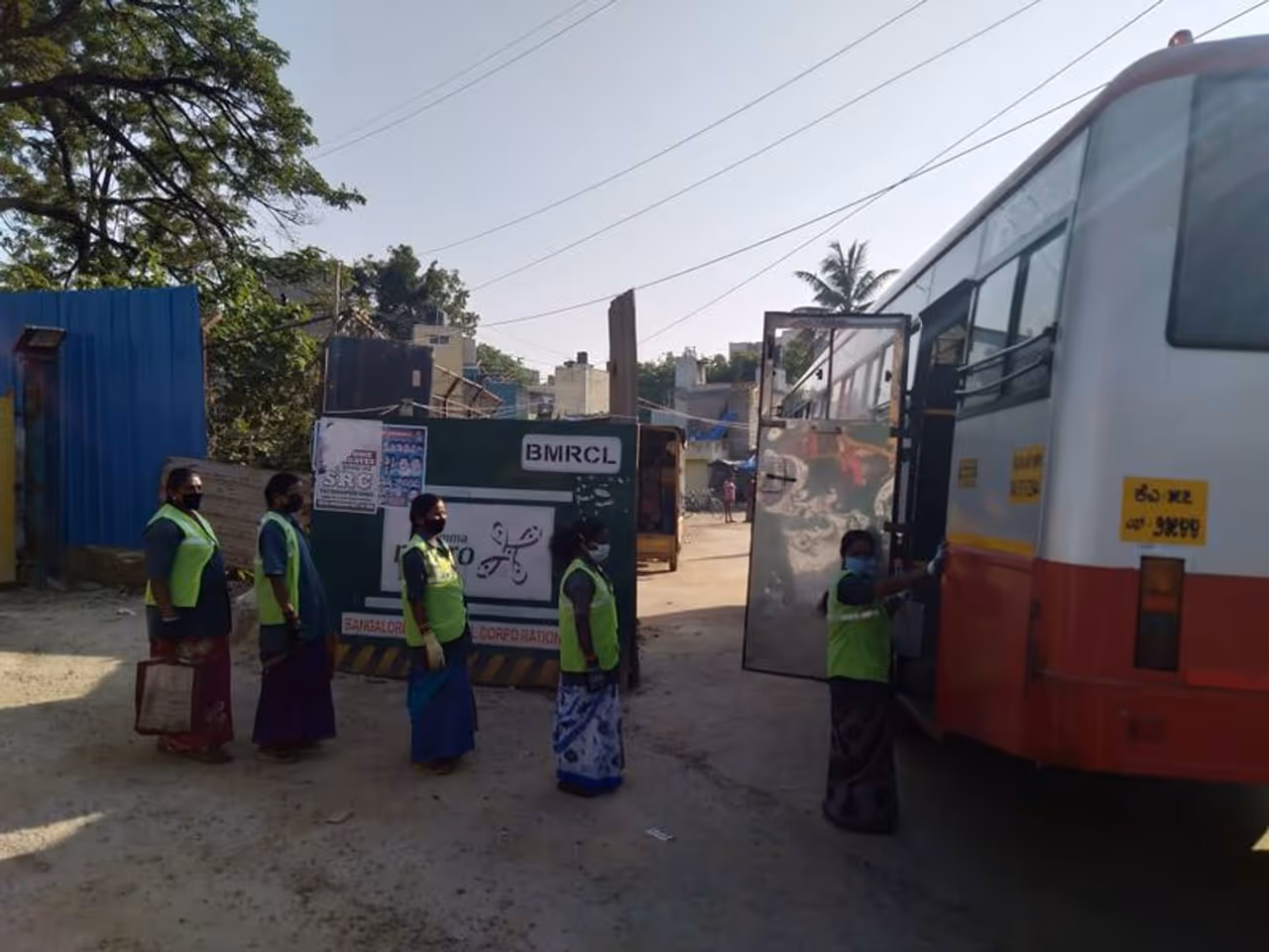 ಲಾಕ್‌ಡೌನ್‌ ಹಿನ್ನೆಲೆಯಲ್ಲಿ ಪೌರ ಕಾರ್ಮಿಕರಿಗೆ ಪಿಕ್ಅಪ್, ಡ್ರಾಪ್ ಸೌಲಭ್ಯ ಲಾಕ್‌ಡೌನ್‌ ಹಿನ್ನೆಲೆಯಲ್ಲಿ ಪೌರ ಕಾರ್ಮಿಕರಿಗೆ ಪಿಕ್ಅಪ್, ಡ್ರಾಪ್ ಸೌಲಭ್ಯ