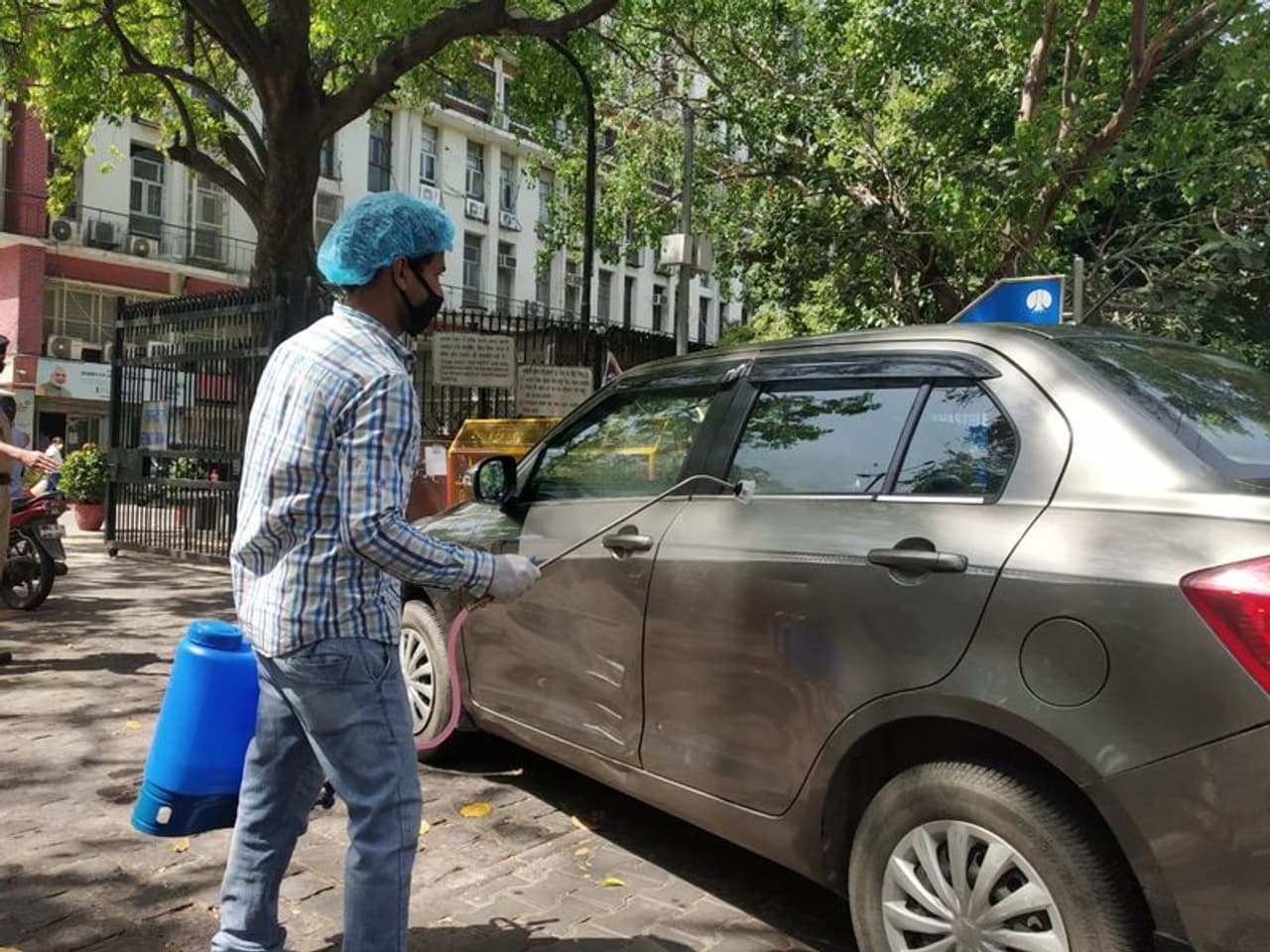 നാളെ അവസാനിക്കുന്ന ദേശീയ ലോക്ക് ഡൗൺ നീട്ടുന്നതിനുള്ള പുതിയ മാർഗനിർദേശം ഇന്ന് കേന്ദ്രസർക്കാർ പുറത്തിറക്കിയേക്കും. മാർച്ച് 24 ന് പ്രഖ്യാപിച്ച മൂന്നാഴ്ച (21 ദിവസം) നീളുന്ന ലോക്ക് ഡൗൺ ഏപ്രിൽ 14 നാണ് അർധരാത്രിയാണ് അവസാനിക്കുന്നത്. നാളെ അവസാനിക്കുന്ന ദേശീയ ലോക്ക് ഡൗൺ നീട്ടുന്നതിനുള്ള പുതിയ മാർഗനിർദേശം ഇന്ന് കേന്ദ്രസർക്കാർ പുറത്തിറക്കിയേക്കും. മാർച്ച് 24 ന് പ്രഖ്യാപിച്ച മൂന്നാഴ്ച (21 ദിവസം) നീളുന്ന ലോക്ക് ഡൗൺ ഏപ്രിൽ 14 നാണ് അർധരാത്രിയാണ് അവസാനിക്കുന്നത്. 