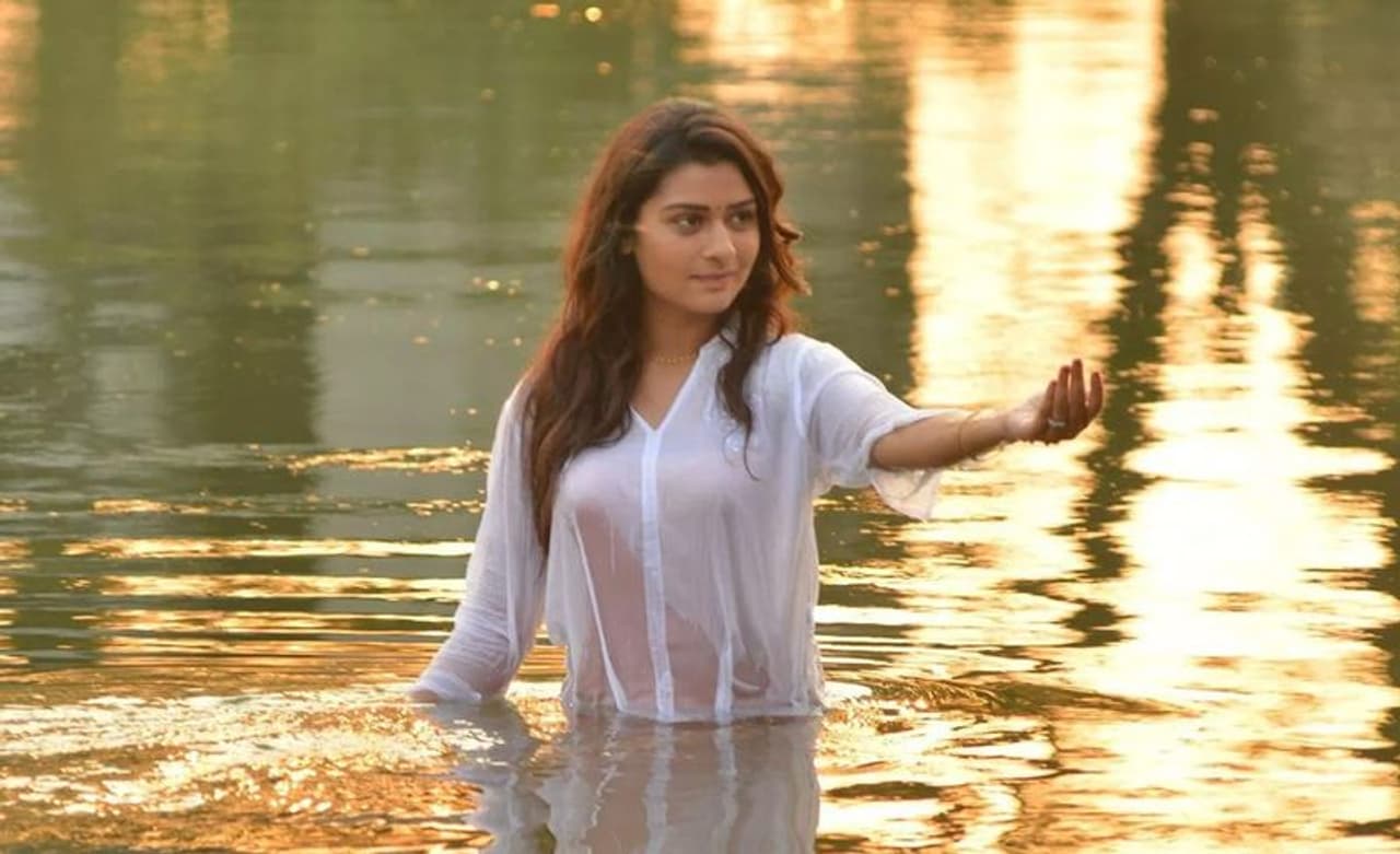 <p style="text align: justify;">సెలిబ్రిటీలు ఏ చిన్న పొరపాటు చేసిన ట్రోల్ చేయడానికి నెటిజెన్స్ రెడీగా ఉంటాడు. సోషల్ మీడియా ద్వారా ఓ ఆటాడేస్తారు. నెటిజెన్స్ చేసే ఈ సోషల్ మీడియా ట్రోల్ల్స్ సదరు సెలెబ్రిటీలను ఇబ్బంది పెట్టిన సందర్భాలు అనేకం.</p>