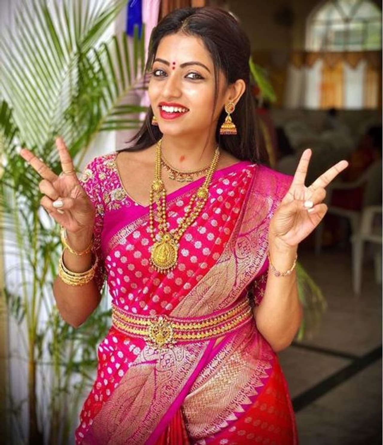 ಸುವರ್ಣ ವಾಹಿನಿಯಲ್ಲಿ ಕ್ರೇಜಿಕ್ವೀನ್ ರಕ್ಷಿತಾ ನಡೆಸಿಕೊಡುತ್ತಿದ್ದ 'ಸ್ವಯಂವರ' ಕಾರ್ಯಕ್ರಮ. ಸುವರ್ಣ ವಾಹಿನಿಯಲ್ಲಿ ಕ್ರೇಜಿಕ್ವೀನ್ ರಕ್ಷಿತಾ ನಡೆಸಿಕೊಡುತ್ತಿದ್ದ 'ಸ್ವಯಂವರ' ಕಾರ್ಯಕ್ರಮ.