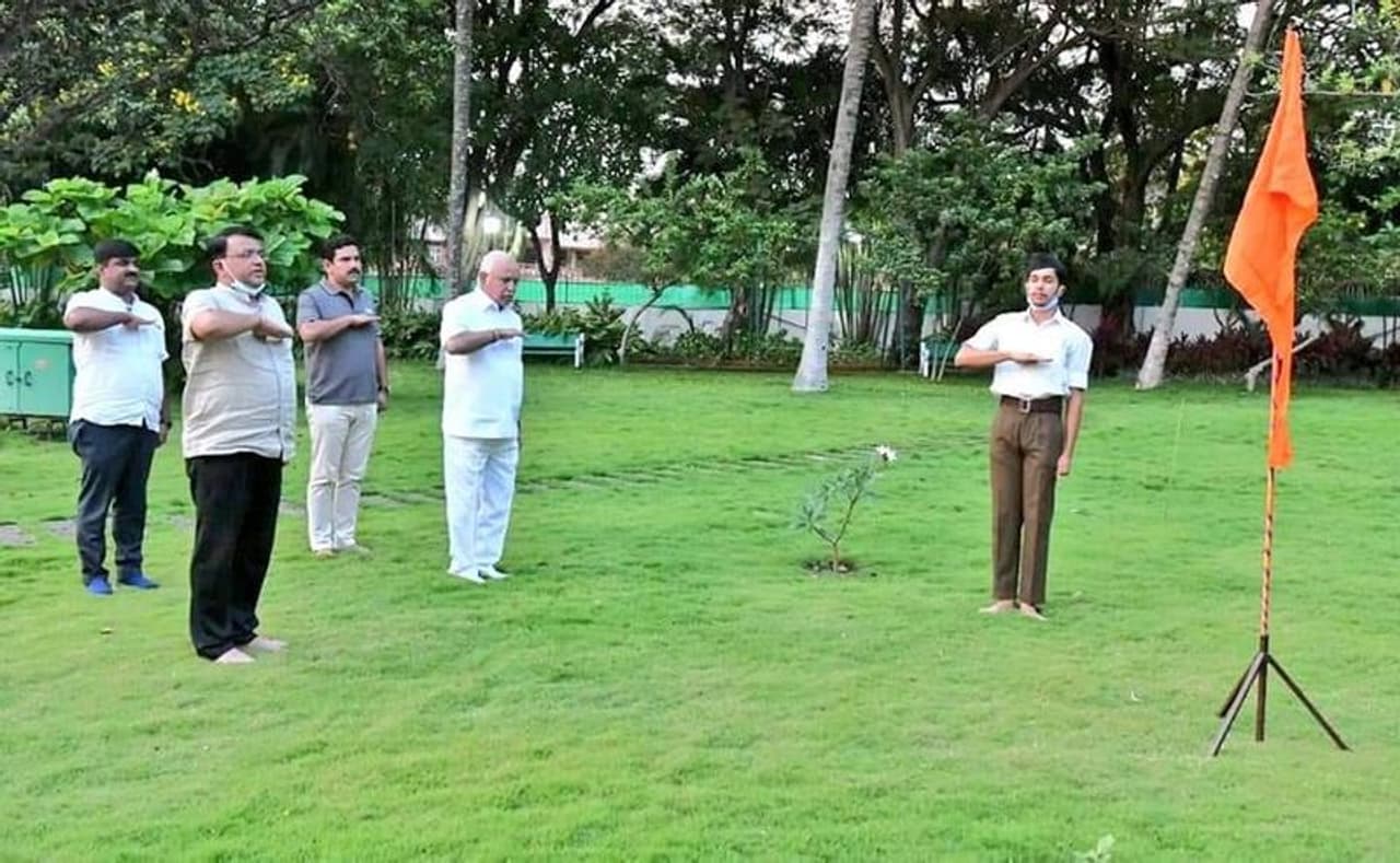 ಭಾನುವಾರ ಆರ್ಎಸ್ಎಸ್ನ ಪ್ರಾರ್ಥನಾ ದಿವಸ ಹಿನ್ನೆಯಲೆಯಲ್ಲಿ ಸಿಎಂ ಬಿಎಸ್ವೈ ಮನೆಯಲ್ಲೇ ಪ್ರಾರ್ಥನೆ ಮಾಡಿದರು. ಭಾನುವಾರ ಆರ್ಎಸ್ಎಸ್ನ ಪ್ರಾರ್ಥನಾ ದಿವಸ ಹಿನ್ನೆಯಲೆಯಲ್ಲಿ ಸಿಎಂ ಬಿಎಸ್ವೈ ಮನೆಯಲ್ಲೇ ಪ್ರಾರ್ಥನೆ ಮಾಡಿದರು. 