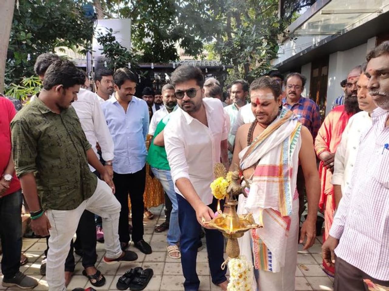 <p><br />சிம்பு வெங்கட் பிரபு கூட்டணியில் உருவாகி வரும் மாநாடு படம் மிக நீண்ட தாமதத்திற்குப் பிறகு இந்த ஆண்டு ஷூட்டிங் தொடங்கப்பட்டது. </p> <p><br />சிம்பு வெங்கட் பிரபு கூட்டணியில் உருவாகி வரும் மாநாடு படம் மிக நீண்ட தாமதத்திற்குப் பிறகு இந்த ஆண்டு ஷூட்டிங் தொடங்கப்பட்டது. </p>