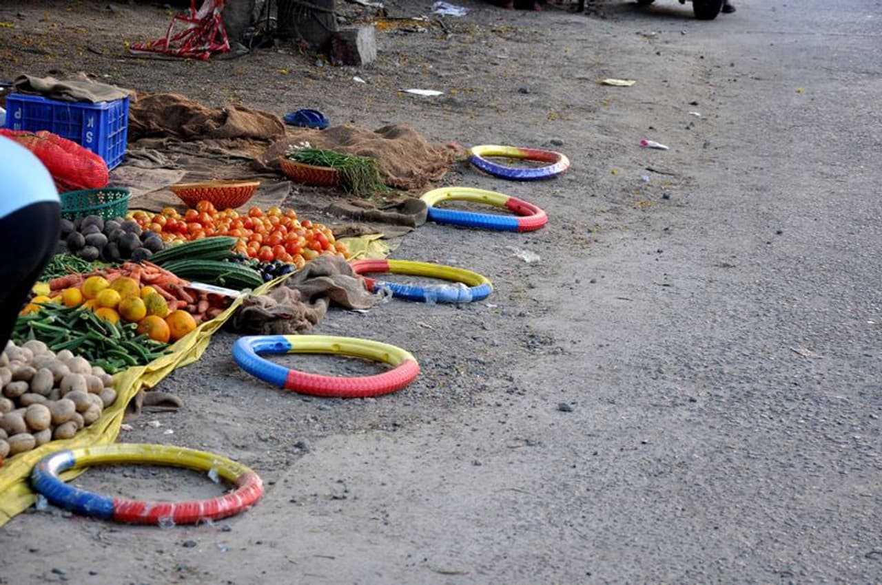 <div style="text align: justify;">నిన్న నెల రోజుల తర్వాత బయటకు వచ్చాను. దుమ్మ దులిపిన బుల్లెట్, తనదైన ఫైరింగూ నిర్మానుష్యమన వీధుల్లో మరింత హాయిగా ప్రతిధ్వనిస్తుండగా ఒక్కో కిలోమీటరు దాటుతూ ఉంటే విడుదలైన పంజర పక్షి రెక్కలు టపటపలాదిస్తూ పరిచితమో అపరిచితమో ఏదైనా సరే, విశాలాకాశంలోకి వెళ్ళడంలో ఉండే పట్టరాని ఆనందంలో ఉన్నట్టు నేను.&nbsp;<br /><br />బులెట్ పై వెళుతుంటే నిజానికి ఒక్కరం వెళ్లినట్టు ఉండదు. ఒక మనిషి తన ఆత్మతో పయనిస్తున్నట్టు ఉంటుంది. అందుకే ఎవ్వరినీ ఎక్కించుకో బుద్దికాదు లేదూ మొత్తం మానవుడికి ప్రతినిధిగా మనమే ప్రపంచంలోకి సరికొత్త జవసత్వాలతో అరుదెంచి వెలుతున్నట్టే ఉండటం మూలాన ఒక్కరి ప్రయాణం అనుకోలేం.</div>