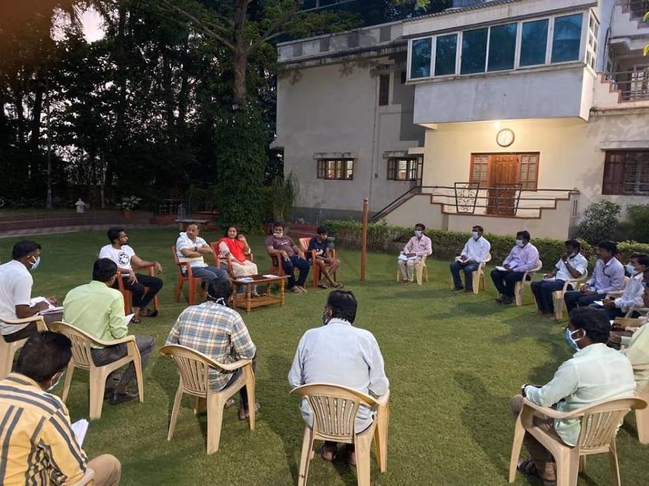 ಮೋದಿ ಕರೆಯಂತೆ ಈ ದುಂಡು ಕುರ್ಚಿ ಸಭೆಯಲ್ಲಿ ಮಹತ್ವದ ತೀರ್ಮಾನ ಕೈಗೊಳ್ಳಲಾಗಿದೆ. ಮೋದಿ ಕರೆಯಂತೆ ಈ ದುಂಡು ಕುರ್ಚಿ ಸಭೆಯಲ್ಲಿ ಮಹತ್ವದ ತೀರ್ಮಾನ ಕೈಗೊಳ್ಳಲಾಗಿದೆ.