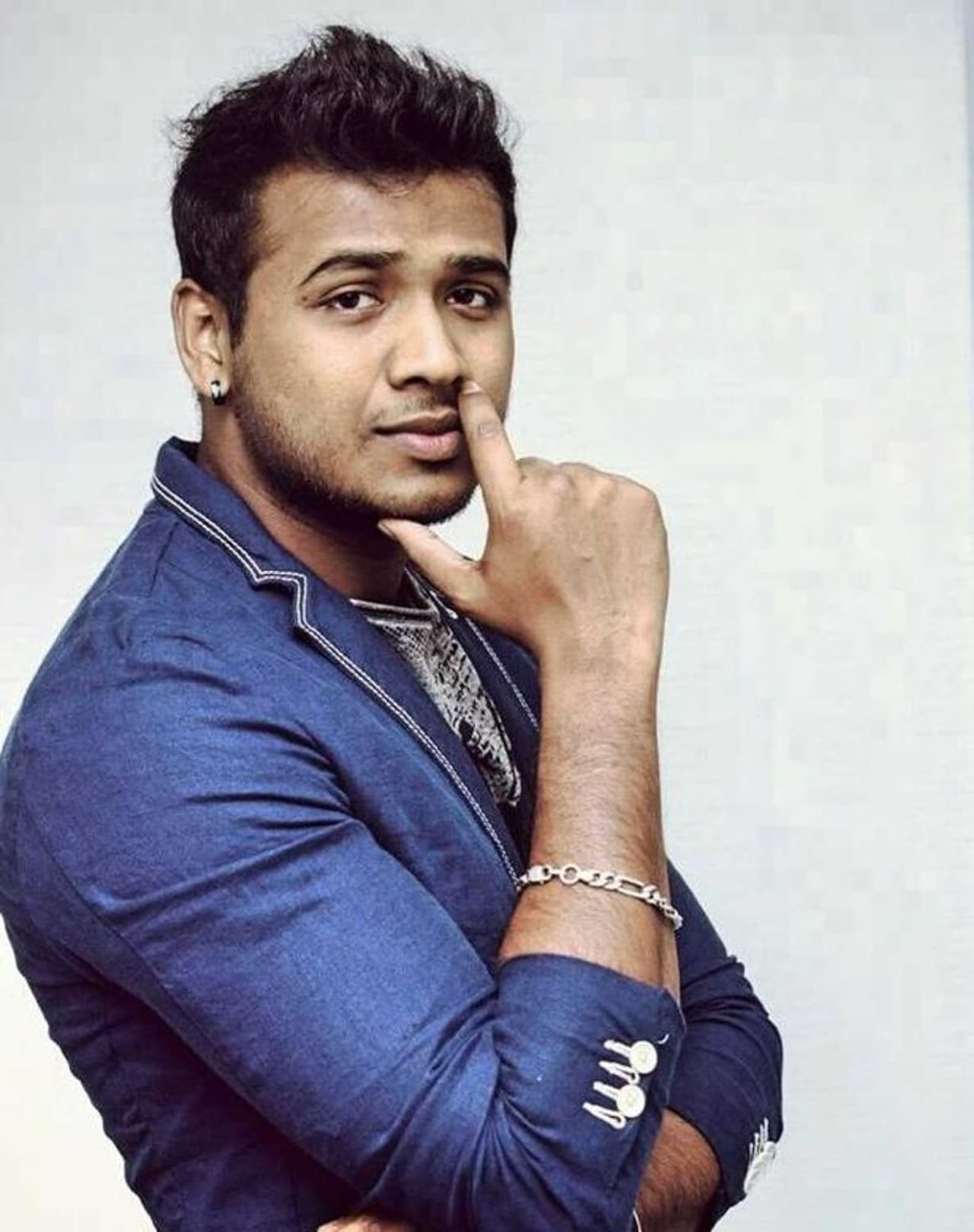 రాహుల్ సిప్లిగంజ్ టాలీవుడ్ లో సింగర్ గా మంచి గుర్తింపు సొంతం చేసుకున్నాడు. తెలంగాణ యాసలో రాహుల్ పాడే పాటలు యువతకు మరింత ఉత్సాహాన్నిచ్చే విధంగా ఉంటాయి. గత ఏడాది రాహుల్ బిగ్ బాస్ షోలో ఛాన్స్ దక్కించుకోవడం.. అనూహ్యంగా విజేతగా నిలవడం జరిగింది. రాహుల్ సిప్లిగంజ్ టాలీవుడ్ లో సింగర్ గా మంచి గుర్తింపు సొంతం చేసుకున్నాడు. తెలంగాణ యాసలో రాహుల్ పాడే పాటలు యువతకు మరింత ఉత్సాహాన్నిచ్చే విధంగా ఉంటాయి. గత ఏడాది రాహుల్ బిగ్ బాస్ షోలో ఛాన్స్ దక్కించుకోవడం.. అనూహ్యంగా విజేతగా నిలవడం జరిగింది. 