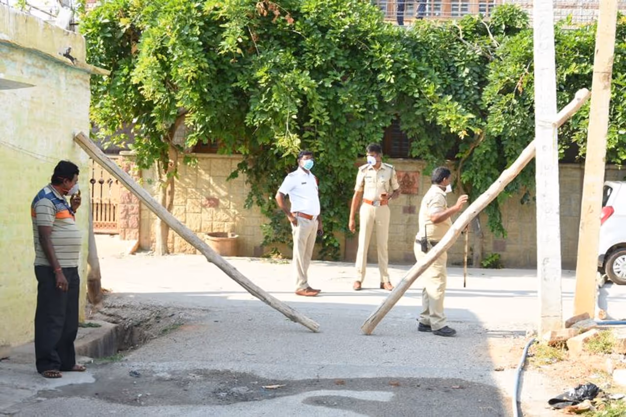 ಕೊರೋನಾ ಸೋಂಕು ದೃಢಪಟ್ಟ ಹಿನ್ನೆಲೆಯಲ್ಲಿ 17ನೇ ವಾರ್ಡ್ ಸೀಲ್ಡೌನ್ ಕೊರೋನಾ ಸೋಂಕು ದೃಢಪಟ್ಟ ಹಿನ್ನೆಲೆಯಲ್ಲಿ 17ನೇ ವಾರ್ಡ್ ಸೀಲ್ಡೌನ್