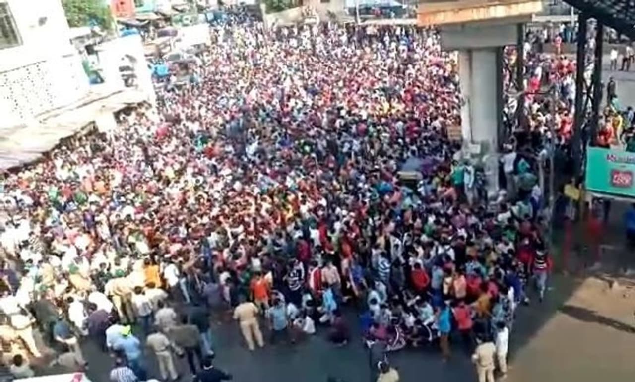 കൊവിഡ്19 ന്റെ സമൂഹവ്യാപനത്തെ തുടര്ന്ന് 21 ദിവസത്തെ ലോക്ക്ഡൗണിലൊടുവില് തൊഴിലാളികള് വീണ്ടും തെരുവിലിറങ്ങി. മുംബൈയിലെ ബാന്ദ്രയിലാണ് ഇത്തവണത്തെ സംഭവം. സ്വന്തം നാടുകളിലേക്ക് മടങ്ങണമെന്നാവശ്യപ്പെട്ട് ആയിരക്കണക്കിന് കുടിയേറ്റ തൊഴിലാളികളാണ് മുംബൈയിലെ ബാന്ദ്ര റെയിൽവേ സ്റ്റേഷന് മുന്നിൽ ലോക്ക് ഡൗണ് ലംഘിച്ച് എത്തിയത്. കൊവിഡ്19 ന്റെ സമൂഹവ്യാപനത്തെ തുടര്ന്ന് 21 ദിവസത്തെ ലോക്ക്ഡൗണിലൊടുവില് തൊഴിലാളികള് വീണ്ടും തെരുവിലിറങ്ങി. മുംബൈയിലെ ബാന്ദ്രയിലാണ് ഇത്തവണത്തെ സംഭവം. സ്വന്തം നാടുകളിലേക്ക് മടങ്ങണമെന്നാവശ്യപ്പെട്ട് ആയിരക്കണക്കിന് കുടിയേറ്റ തൊഴിലാളികളാണ് മുംബൈയിലെ ബാന്ദ്ര റെയിൽവേ സ്റ്റേഷന് മുന്നിൽ ലോക്ക് ഡൗണ് ലംഘിച്ച് എത്തിയത്.