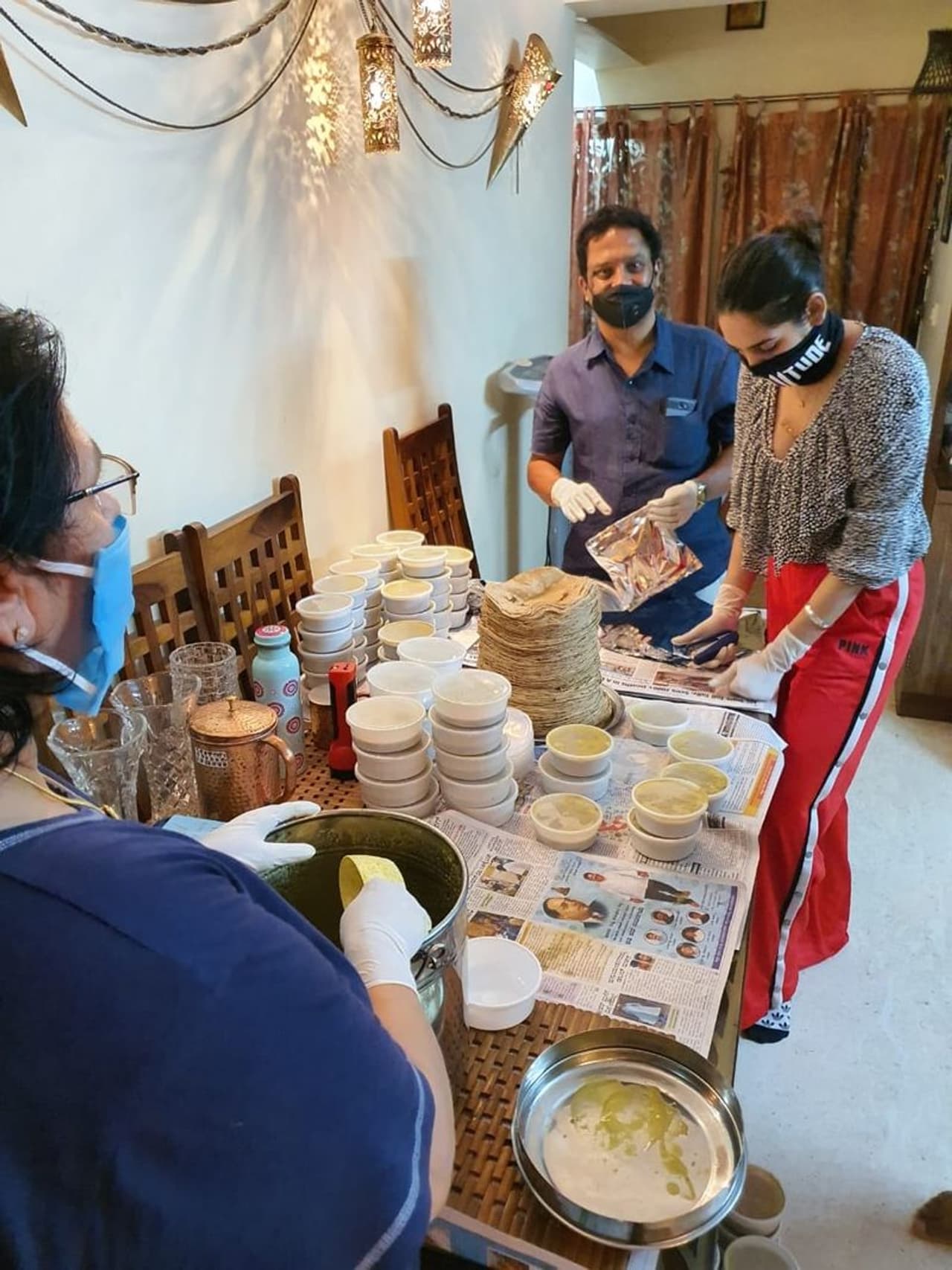 ಕೊರೋನಾ ವೈರಸ್ ತಡೆಯಲು ವೈದ್ಯರೂ, ಸಿಬ್ಬಂದಿ ಹಗಲಿರುಳು ಕಷ್ಟ ಪಡುತ್ತಿರುವಾಗ ನಟಿ ರಾಗಿಣಿ ಅವರಿಗೆ ಆಹಾರ ಪೋರೈಸುವ ಕೆಲಸದಲ್ಲಿ ಬ್ಯುಸಿಯಾಗಿದ್ದಾರೆ. ಕೊರೋನಾ ವೈರಸ್ ತಡೆಯಲು ವೈದ್ಯರೂ, ಸಿಬ್ಬಂದಿ ಹಗಲಿರುಳು ಕಷ್ಟ ಪಡುತ್ತಿರುವಾಗ ನಟಿ ರಾಗಿಣಿ ಅವರಿಗೆ ಆಹಾರ ಪೋರೈಸುವ ಕೆಲಸದಲ್ಲಿ ಬ್ಯುಸಿಯಾಗಿದ್ದಾರೆ.