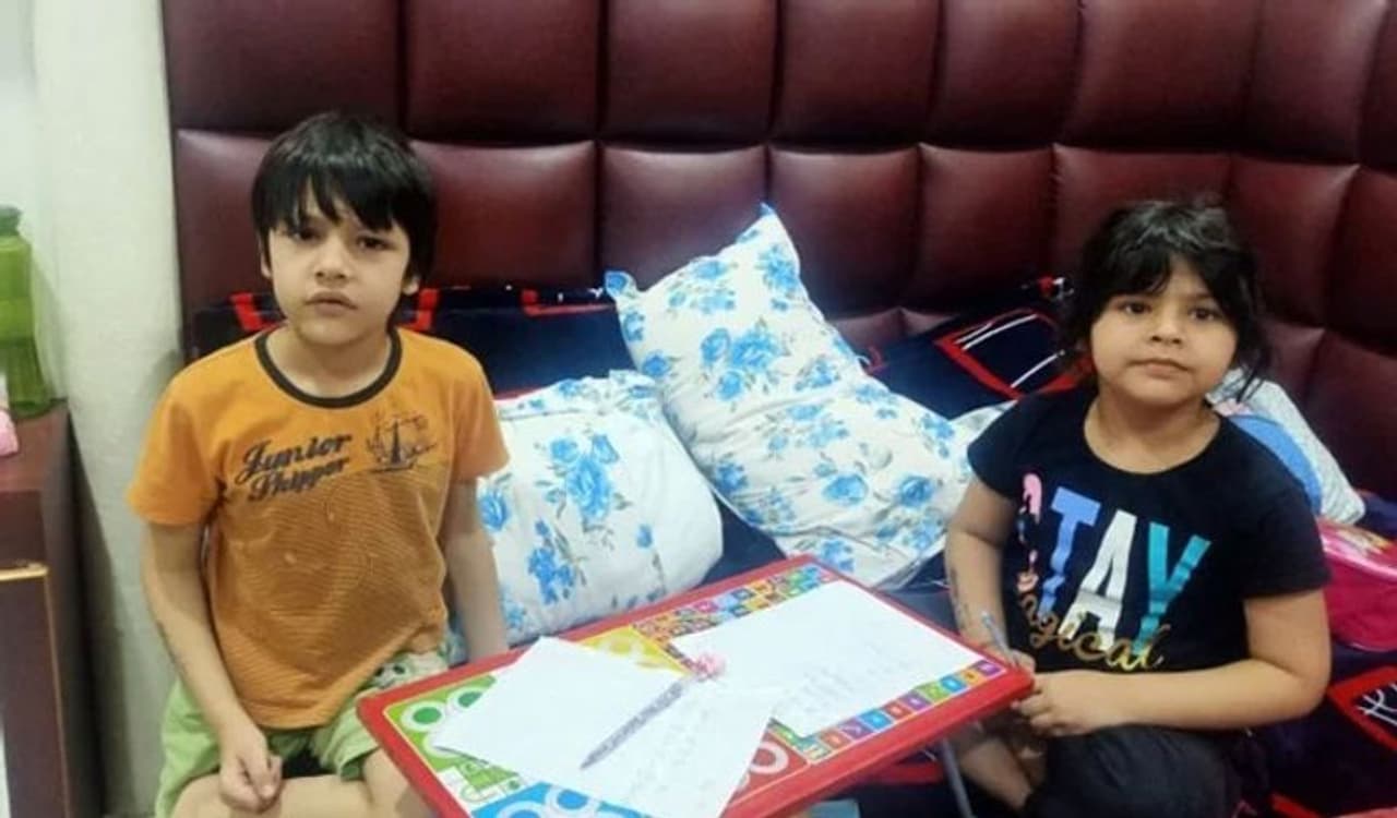 ಮಂಗಳವಾರದಂದು ಹರ್ಯಾಣದ ಸಿರ್ಸಾದ ಇಬ್ಬರು ಮಕ್ಕಳು 8 ವರ್ಷದ ತಾರುಷ್ ಹಾಗೂ 5 ವರ್ಷದ ಅನಾಯಾ ಕೊರೋನಾ ಸೋಲಿಸಿ ಮನೆಗೆ ಬಂದಿದ್ದಾರೆ. ಸುಮಾರು ಹದಿನೈದು ದಿನಗಳ ಹಿಂದೆ ಈ ಇಬ್ಬರೂ ಪುಟ್ಟ ಮಕ್ಕಳು ಇಲ್ಲಿನ ಸಾರ್ವಜನಿಕ ಜಿಲ್ಲಾ ಆಸ್ಪತ್ರೆಗೆ ದಾಖಲಾಗಿದ್ದರು. ಮಂಗಳವಾರದಂದು ಹರ್ಯಾಣದ ಸಿರ್ಸಾದ ಇಬ್ಬರು ಮಕ್ಕಳು 8 ವರ್ಷದ ತಾರುಷ್ ಹಾಗೂ 5 ವರ್ಷದ ಅನಾಯಾ ಕೊರೋನಾ ಸೋಲಿಸಿ ಮನೆಗೆ ಬಂದಿದ್ದಾರೆ. ಸುಮಾರು ಹದಿನೈದು ದಿನಗಳ ಹಿಂದೆ ಈ ಇಬ್ಬರೂ ಪುಟ್ಟ ಮಕ್ಕಳು ಇಲ್ಲಿನ ಸಾರ್ವಜನಿಕ ಜಿಲ್ಲಾ ಆಸ್ಪತ್ರೆಗೆ ದಾಖಲಾಗಿದ್ದರು. 