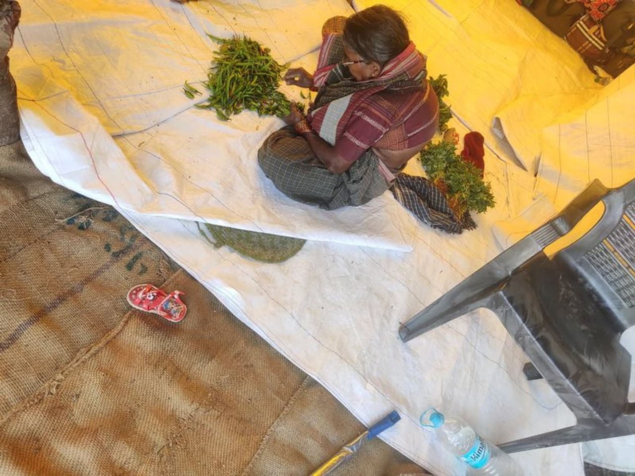 ಲಾಕ್ಡೌನ್ ಘೋಷಣೆ ಆಯಾಗುತ್ತಿದ್ದಂತೆಯೇ ಗ್ರಾಮಕ್ಕೆ ವಾಪಾಸ್ ಬಂದ ಹೊರ ರಾಜ್ಯ, ಹೊರ ಜಿಲ್ಲೆಗಳಿಗೆ ದುಡಿಯಲು ಹೋಗಿದ್ದ ನೂರಾರು ಜನರು ಲಾಕ್ಡೌನ್ ಘೋಷಣೆ ಆಯಾಗುತ್ತಿದ್ದಂತೆಯೇ ಗ್ರಾಮಕ್ಕೆ ವಾಪಾಸ್ ಬಂದ ಹೊರ ರಾಜ್ಯ, ಹೊರ ಜಿಲ್ಲೆಗಳಿಗೆ ದುಡಿಯಲು ಹೋಗಿದ್ದ ನೂರಾರು ಜನರು 