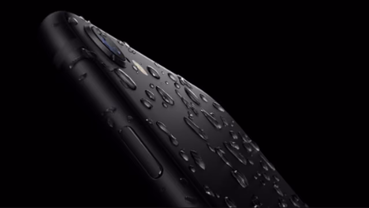 <p>ഐഫോണ്‍ എസ്ഇ 32,999 രൂപയ്ക്ക് ഫ്ലിപ്പ്കാര്‍ട്ട് ഇലക്ട്രോണിക്‌സ് വില്‍പ്പനയില്‍ ലഭ്യമാണ്. 32,999 രൂപയില്‍, ഐഫോണ്‍ എസ്ഇയില്‍ ശക്തമായ എ 13 ചിപ്‌സെറ്റ്, മികച്ച ക്യാമറ, മിക്ക ഉപയോക്താക്കളെയും ആകര്‍ഷിക്കുന്ന ഡിസൈന്‍ എന്നിവയുണ്ട്. ഐഫോണ്‍ എക്‌സ്ആര്‍ 38,999 രൂപയ്ക്ക് ലഭിക്കും. ഐഫോണ്‍ എക്‌സ്ആര്‍ യഥാര്‍ത്ഥ വിലയായ 47,900 രൂപയില്‍ നിന്ന് പതിനായിരം രൂപ കിഴിവില്‍ ലഭിക്കും. പഴയ ഫോണിന് പകരമായി 13,000 രൂപ വരെ ഫ്ലിപ്പ്കാര്‍ട്ട് വാഗ്ദാനം ചെയ്യുന്നു.<br />&nbsp;</p>