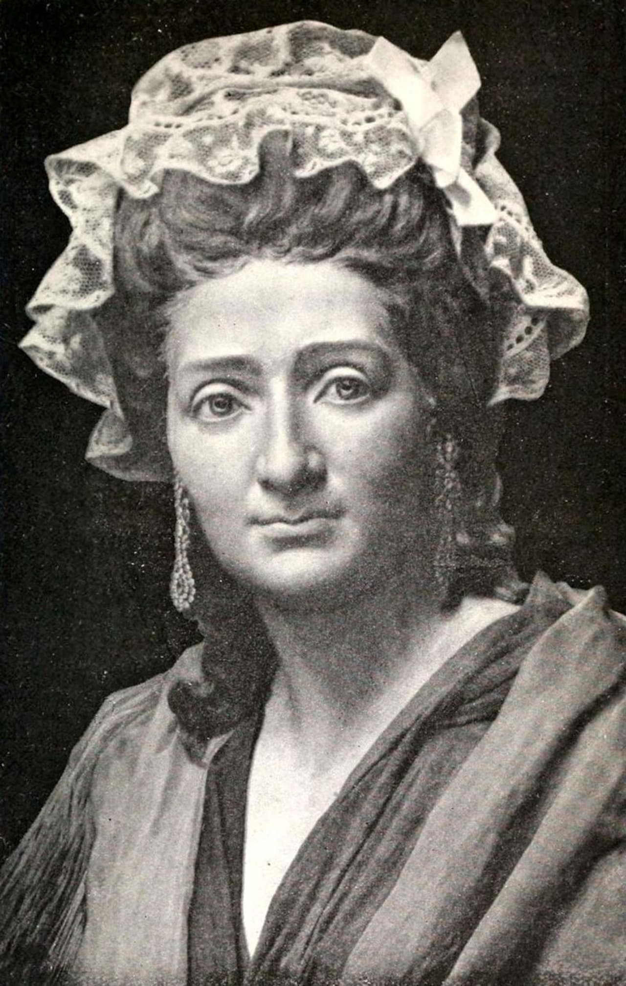 സ്വന്തം ജീവിതം മുഴുവനും അവര് മെഴുക് പ്രതിമകള്ക്ക് വേണ്ടി ഉഴിഞ്ഞുവച്ചു. ആദ്യം ഫ്രഞ്ച് രാജകുടുംബത്തിന് വേണ്ടിയും പിന്നീട് ഫ്രഞ്ച് രാജകുടുംബത്തെ താഴെ ഇറക്കിയ ഫ്രഞ്ച് വിപ്ലവകാരികള്ക്ക് വേണ്ടിയും അവര് മെഴുക് പ്രതിമകള് ഉണ്ടാക്കി. സ്വന്തം ജീവിതം മുഴുവനും അവര് മെഴുക് പ്രതിമകള്ക്ക് വേണ്ടി ഉഴിഞ്ഞുവച്ചു. ആദ്യം ഫ്രഞ്ച് രാജകുടുംബത്തിന് വേണ്ടിയും പിന്നീട് ഫ്രഞ്ച് രാജകുടുംബത്തെ താഴെ ഇറക്കിയ ഫ്രഞ്ച് വിപ്ലവകാരികള്ക്ക് വേണ്ടിയും അവര് മെഴുക് പ്രതിമകള് ഉണ്ടാക്കി. 