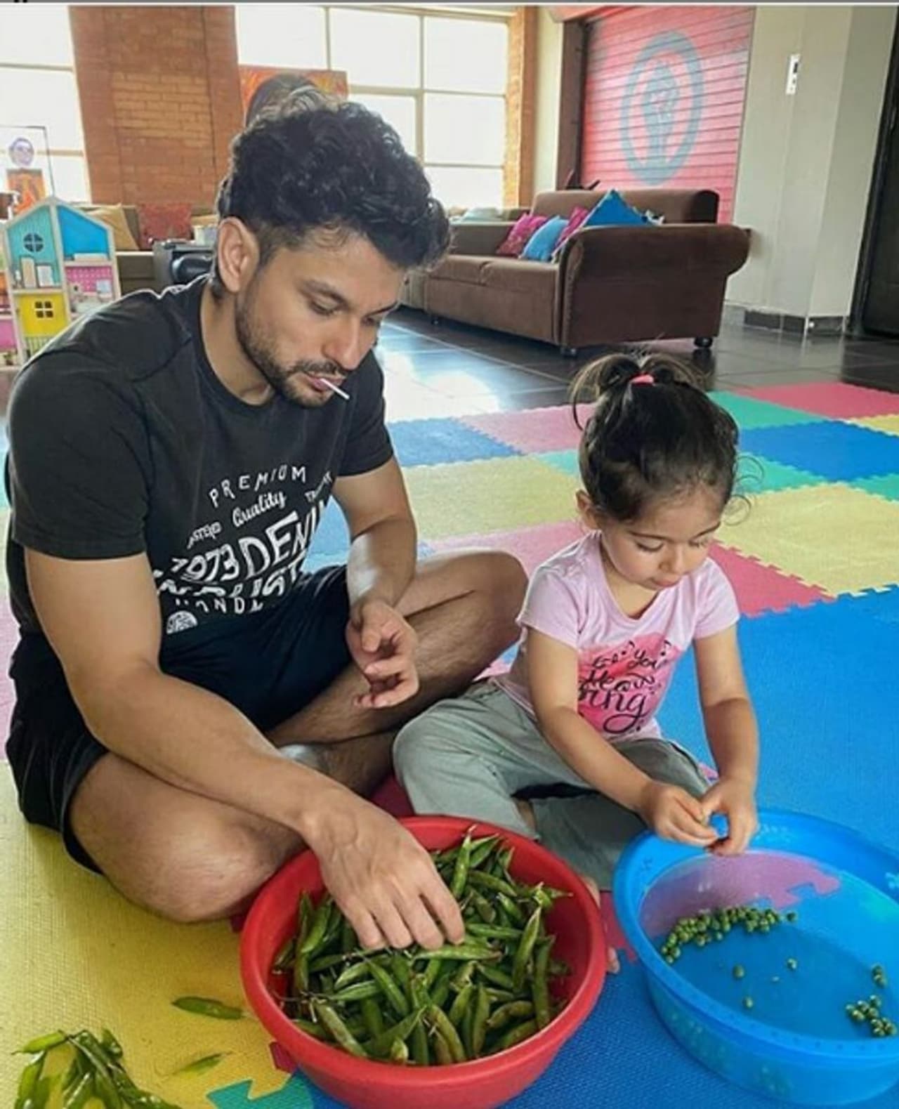 <p>ಅಪ್ಪ ಕುನಾಲ್ ಜೊತೆಗೆ 2 ವರ್ಷದ ಇನಾಯಾ ಬಟಾಣಿ ಸಿಪ್ಪೆ ಬಿಡಿಸುವ ಪೋಟೋ ಒಂದು ಸೋಹಾ ಇನ್ಸ್ಟಾಗ್ರಾಮ್ನಲ್ಲಿ ಶೇರ್ ಮಾಡಿಕೊಂಡಿದ್ದಾರೆ.<br /> </p> <p>ಅಪ್ಪ ಕುನಾಲ್ ಜೊತೆಗೆ 2 ವರ್ಷದ ಇನಾಯಾ ಬಟಾಣಿ ಸಿಪ್ಪೆ ಬಿಡಿಸುವ ಪೋಟೋ ಒಂದು ಸೋಹಾ ಇನ್ಸ್ಟಾಗ್ರಾಮ್ನಲ್ಲಿ ಶೇರ್ ಮಾಡಿಕೊಂಡಿದ್ದಾರೆ.<br /> </p>