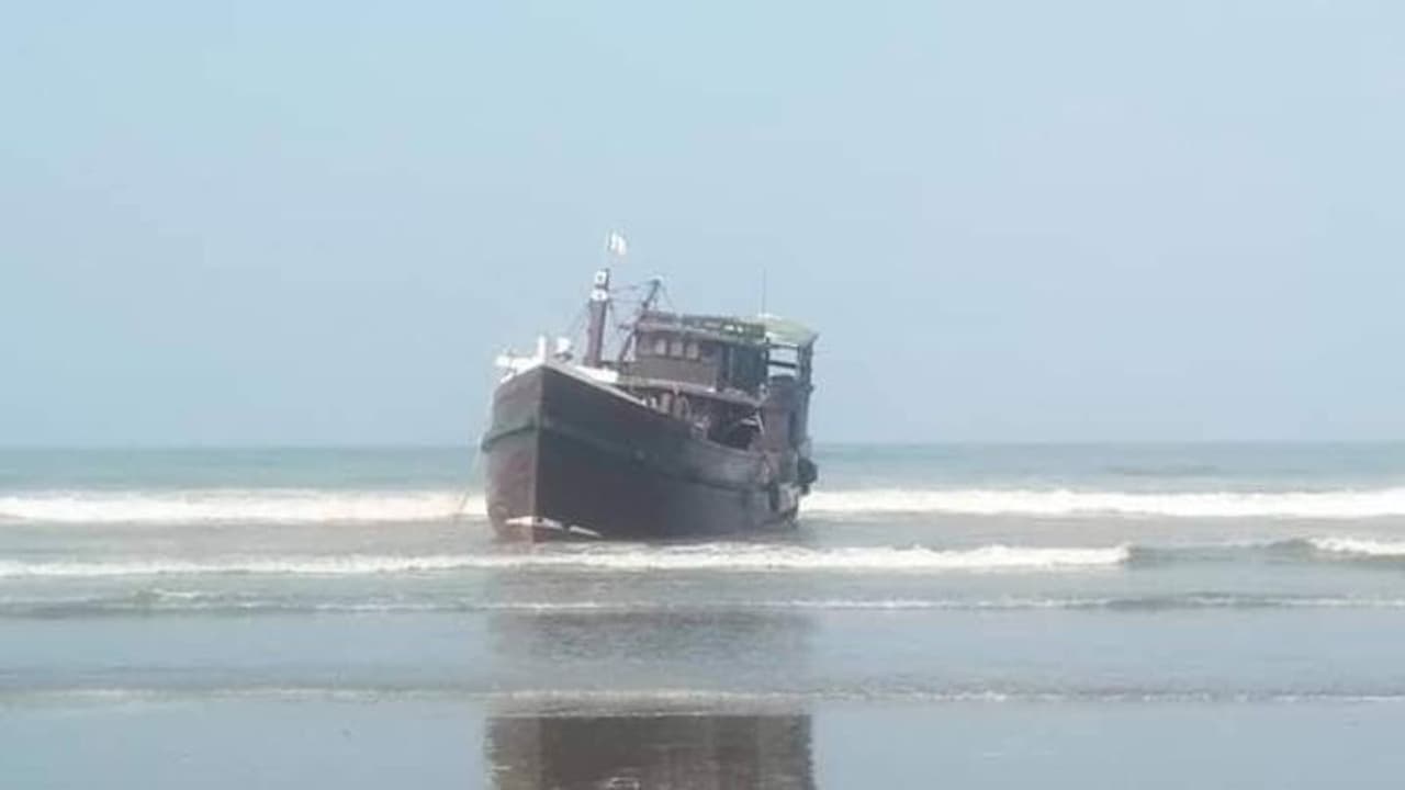 <p>78 ദിവസങ്ങള്ക്ക് മുമ്പ് ബംഗ്ലാദേശ് മ്യാന്മാര് അതിര്ത്തിയില് നിന്ന് അധികൃതരുടെ കണ്ണ് വെട്ടിച്ച് പഴയ ഒരു മീന് പിടിത്ത ബോട്ടായ "ട്രവ്ലരി"ന്റെ ഉടമയ്ക്ക് കൈകൂലി കൊടുത്ത് അവര് മലേഷ്യ ലക്ഷ്യം വച്ച് യാത്ര തുടങ്ങി. </p> <p>78 ദിവസങ്ങള്ക്ക് മുമ്പ് ബംഗ്ലാദേശ് മ്യാന്മാര് അതിര്ത്തിയില് നിന്ന് അധികൃതരുടെ കണ്ണ് വെട്ടിച്ച് പഴയ ഒരു മീന് പിടിത്ത ബോട്ടായ "ട്രവ്ലരി"ന്റെ ഉടമയ്ക്ക് കൈകൂലി കൊടുത്ത് അവര് മലേഷ്യ ലക്ഷ്യം വച്ച് യാത്ര തുടങ്ങി. </p>