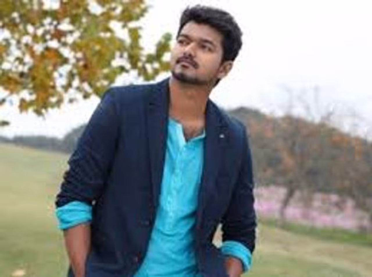 <p>ತಮಿಳು ಸ್ಟಾರ್ ನಟ ವಿಜಯ್ ಅವರ ರೇಂಜ್ ರೋವರ್ ಕಾರಿಗೆ ದಂಡ ವಿಧಿಸಲಾಗಿದೆ. ಟ್ರಾಫಿಕ್ ನಿಯಮ ಉಲ್ಲಂಘಿಸಿದ ಕಾರಣಕ್ಕೆ ಬೆಂಗಳೂರು ಪೊಲೀಸರು ದಂಡ ಹಾಕಿದ್ದಾರೆ</p> <p>ತಮಿಳು ಸ್ಟಾರ್ ನಟ ವಿಜಯ್ ಅವರ ರೇಂಜ್ ರೋವರ್ ಕಾರಿಗೆ ದಂಡ ವಿಧಿಸಲಾಗಿದೆ. ಟ್ರಾಫಿಕ್ ನಿಯಮ ಉಲ್ಲಂಘಿಸಿದ ಕಾರಣಕ್ಕೆ ಬೆಂಗಳೂರು ಪೊಲೀಸರು ದಂಡ ಹಾಕಿದ್ದಾರೆ</p>