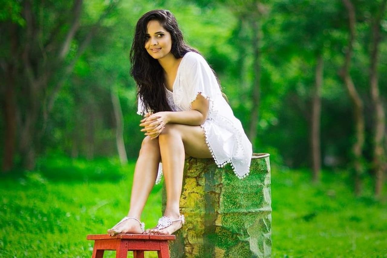 <p style="text align: justify;">ప్రస్తుతం జాయ్ ఫుల్ లైఫ్ ను లీడ్ చేస్తున్న అనసూయ గతంలో తన వ్యక్తిగత జీవితంలో చాలా ఇబ్బందులు ఎదుర్కొంది. పెళ్లి విషయంలో ఆమెకు చాలా ఇబ్బందులు ఎదురయ్యాయి. అసలు అనసూయ ప్రేమ కథ ఎలా మొదలైందంటే..?</p> <p style="text align: justify;">ప్రస్తుతం జాయ్ ఫుల్ లైఫ్ ను లీడ్ చేస్తున్న అనసూయ గతంలో తన వ్యక్తిగత జీవితంలో చాలా ఇబ్బందులు ఎదుర్కొంది. పెళ్లి విషయంలో ఆమెకు చాలా ఇబ్బందులు ఎదురయ్యాయి. అసలు అనసూయ ప్రేమ కథ ఎలా మొదలైందంటే..?</p>