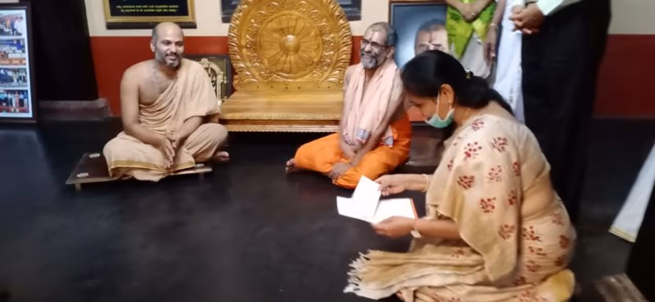 <p>ಸಂಸದೆ ಶೋಭಾ ಕರಂದ್ಲಾಜೆ ಅವರಿಗೆ ಪರಿಹಾರದ ಚೆಕ್ ಹಸ್ತಾಂತರ ಮಾಡಲಾಗಿದೆ.</p>