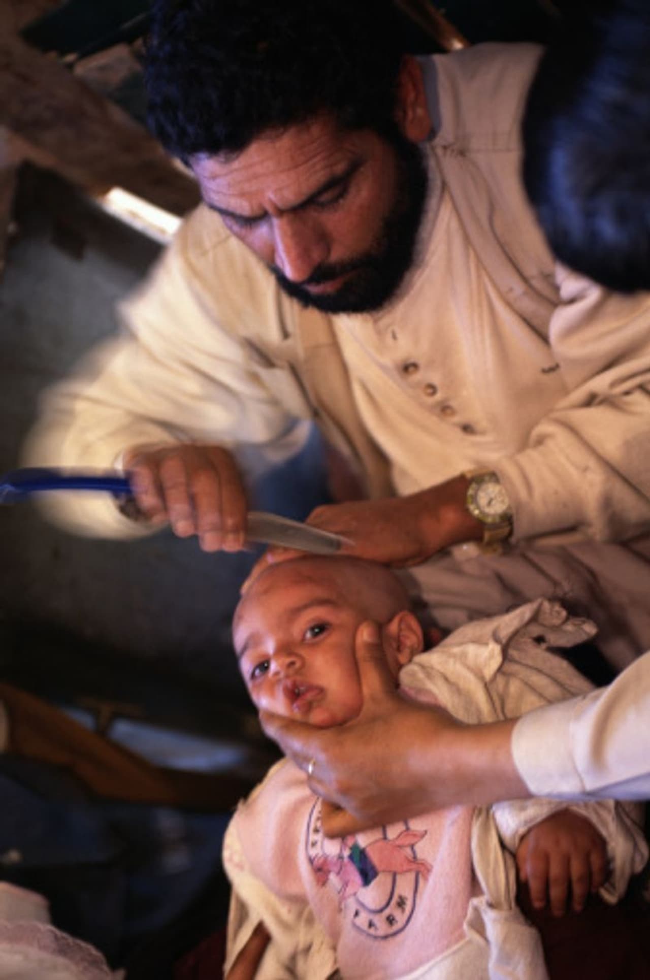 <p>ಭಾರತೀಯ ಸಂಸ್ಕೃತಿಯಲ್ಲಿ ಮನೆಯಲ್ಲಿ ಯಾರಾದ್ರೂ ಹೇರ್ ಕಟ್ ಮಾಡಿಕೊಂಡು ಬಂದರೆ ಅಸ್ಪೃಶ್ಯರಂತೆ ಟ್ರೀಟ್ ಮಾಡೋದು ಸಹಜ. ಹೇರ್ ಕಟ್ ಮಾಡಿಕೊಂಡು ಬಂದವರು ಸ್ನಾನ ಮಾಡದೇ ಮನೆ ಒಳಗೇ ಬರುವಂತೆಯೇ ಇರಲಿಲ್ಲ. </p> <p>ಭಾರತೀಯ ಸಂಸ್ಕೃತಿಯಲ್ಲಿ ಮನೆಯಲ್ಲಿ ಯಾರಾದ್ರೂ ಹೇರ್ ಕಟ್ ಮಾಡಿಕೊಂಡು ಬಂದರೆ ಅಸ್ಪೃಶ್ಯರಂತೆ ಟ್ರೀಟ್ ಮಾಡೋದು ಸಹಜ. ಹೇರ್ ಕಟ್ ಮಾಡಿಕೊಂಡು ಬಂದವರು ಸ್ನಾನ ಮಾಡದೇ ಮನೆ ಒಳಗೇ ಬರುವಂತೆಯೇ ಇರಲಿಲ್ಲ. </p>