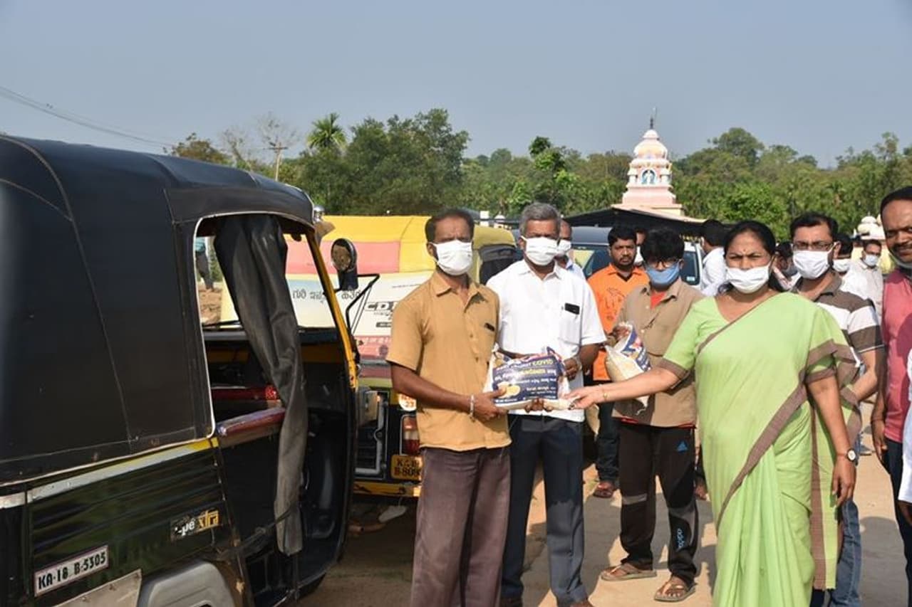 <p>ದೇಶಾದ್ಯಂತ ಲಾಕ್ಡೌನ್ ಘೋಷಿಸಿರುವುದರಿಂದ ಆಟೋ ಡ್ರೈವರ್ಗಳಿಗೂ ವರಮಾನವಿಲ್ಲದೆ ಕಷ್ಟಪಡುವಂತಾಗಿದೆ. ಸಂಸದೆ ಶೋಭಾ ಕರಂದ್ಲಾಜೆ ಆಟೋ ಚಾಲಕರಿಗೆ ಆಹಾರ ಕಿಟ್ ವಿತರಿಸಿದ್ದಾರೆ.</p> <p>ದೇಶಾದ್ಯಂತ ಲಾಕ್ಡೌನ್ ಘೋಷಿಸಿರುವುದರಿಂದ ಆಟೋ ಡ್ರೈವರ್ಗಳಿಗೂ ವರಮಾನವಿಲ್ಲದೆ ಕಷ್ಟಪಡುವಂತಾಗಿದೆ. ಸಂಸದೆ ಶೋಭಾ ಕರಂದ್ಲಾಜೆ ಆಟೋ ಚಾಲಕರಿಗೆ ಆಹಾರ ಕಿಟ್ ವಿತರಿಸಿದ್ದಾರೆ.</p>