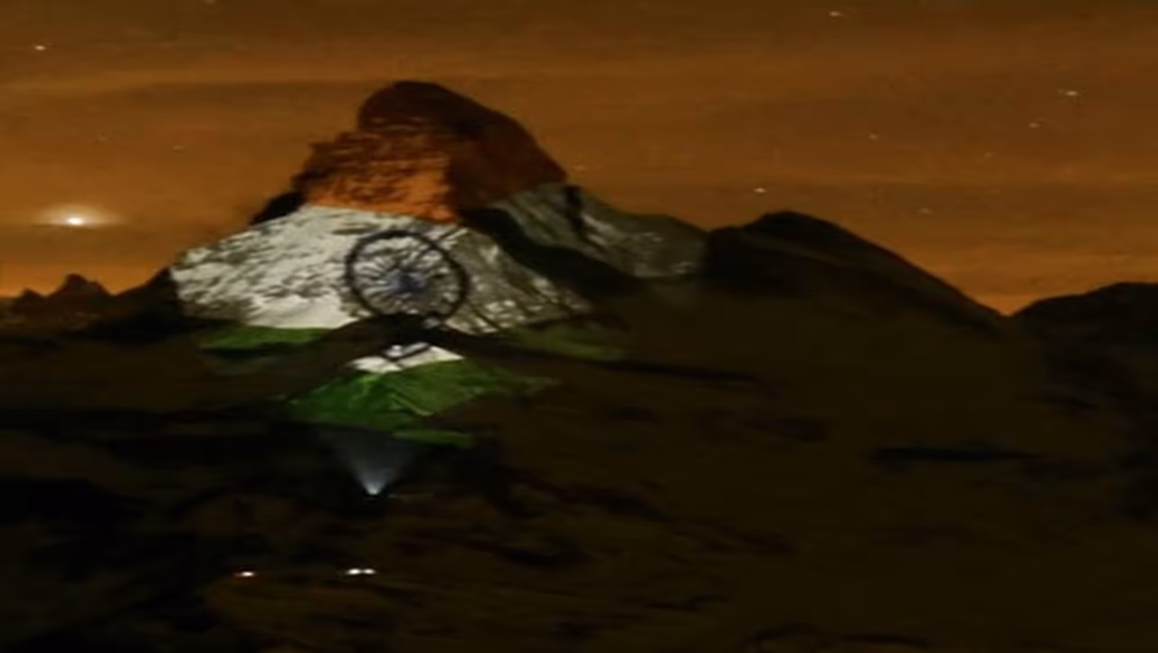 <p style="text align: justify;">ವಿಶ್ವದ ಅನೇಕ ರಾಷ್ಟ್ರಗಳ ಸಹಾಯಕ್ಕೆ ಮುಂದಾದ ಭಾರತ: ಸಂಕಟದ ಸಮಯದಲ್ಲಿ ಭಾರತ ಏಷ್ಯಾವಾಗಲಿ ಅಥವಾ ಆಫ್ರಿಕಾ, ಯೂರೋಪ್, ಹಾಗೂ ಅಮೆರಿಇಕಾ ಹೀಗೆ ಯಾವುದೇ ಬೇದ ಭಾವ ಮಾಡದೆ ಎಲ್ಲಾ ದೇಶಗಳ ಸಹಾಯಕ್ಕೆ ಧಾವಿಸಿದೆ. ಹೀಗಿರುವಾಗ ತ್ರಿವರ್ಣ ಧ್ವಜದಿಂದ ಸುತ್ತುವರೆದ ಪರ್ವತದ ಫೋಟೋವನ್ನು ಖುದ್ದು ಪಿಎಂ ಮೋದಿ ರೀಟ್ವೀಟ್ ಮಾಡಿದ್ದಾರೆ ಹಾಗೂ ವಿಶ್ವ ಕೊರೋನಾ ವಿರುದ್ಧ ಒಂದಾಗಿ ಸಮರ ಸಾರಿದದೆ. ಈ ಮಹಾಮಾರಿ ವಿರುದ್ಧ ಮಾನವೀಯತೆ ಗೆಲುವು ಸಾಧಿಸುತ್ತದೆ ಎಂಬುವುದು ನಿಶ್ಚಿತ ಎಂದಿದ್ದಾರೆ.</p>