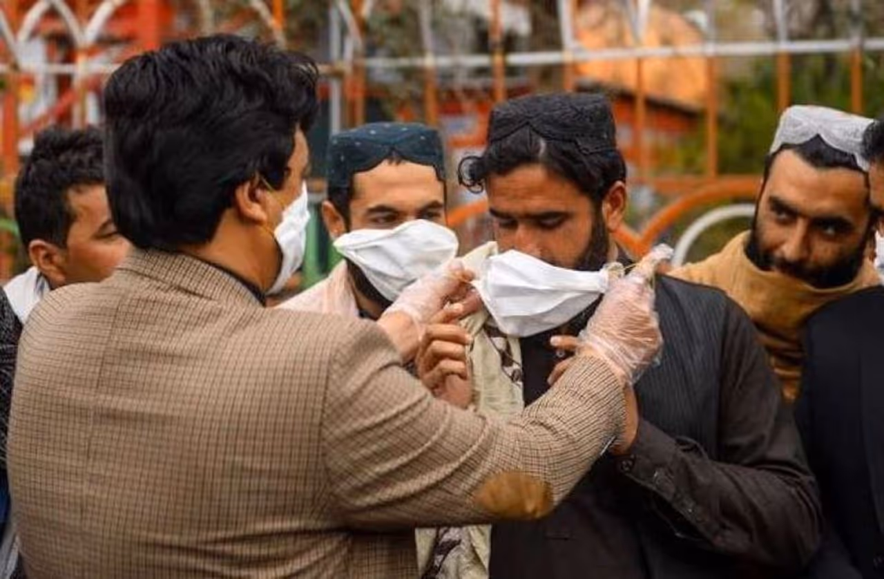 <p>ಈ ಅಂಕಿ ಅಂಶ ಕರಾಚಿಯ ಕೇವಲ 30 ಸ್ಮಶಾನಗಳದ್ದಾಗಿದೆ. ಅನೇಕ ಮೃತರ ಸಾವಿಗೆ ಕಾರಣವೇನೆಂದು ಹೇಳಲಾಗಿಲ್ಲ, ಹಾಗೂ ಈ ಬಗ್ಗೆ ರೀಕ್ಷೆ ಕೂಡಾ ನಡೆಸಿಲ್ಲ. ಮತ್ತೊಂದೆಡೆ ಶುಕ್ರವಾರದ ವೇಳೆಗೆ ಇಲ್ಲ ಏಳು ಸಾವಿರಕ್ಕೂ ಅಧಿಕ ಪ್ರಕರಣಗಳು ವರದಿಯಯಾಗಿದ್ದು, ನೂರ ನಲ್ವತ್ತ ಮೂರು ಮಂದಿ ಮೃತಪಟ್ಟಿರುವುದಾಗಿ ಅಧಿಕೃತವಾಗಿ ಹೇಳಲಾಗಿದೆ. </p> <p>ಈ ಅಂಕಿ ಅಂಶ ಕರಾಚಿಯ ಕೇವಲ 30 ಸ್ಮಶಾನಗಳದ್ದಾಗಿದೆ. ಅನೇಕ ಮೃತರ ಸಾವಿಗೆ ಕಾರಣವೇನೆಂದು ಹೇಳಲಾಗಿಲ್ಲ, ಹಾಗೂ ಈ ಬಗ್ಗೆ ರೀಕ್ಷೆ ಕೂಡಾ ನಡೆಸಿಲ್ಲ. ಮತ್ತೊಂದೆಡೆ ಶುಕ್ರವಾರದ ವೇಳೆಗೆ ಇಲ್ಲ ಏಳು ಸಾವಿರಕ್ಕೂ ಅಧಿಕ ಪ್ರಕರಣಗಳು ವರದಿಯಯಾಗಿದ್ದು, ನೂರ ನಲ್ವತ್ತ ಮೂರು ಮಂದಿ ಮೃತಪಟ್ಟಿರುವುದಾಗಿ ಅಧಿಕೃತವಾಗಿ ಹೇಳಲಾಗಿದೆ. </p>