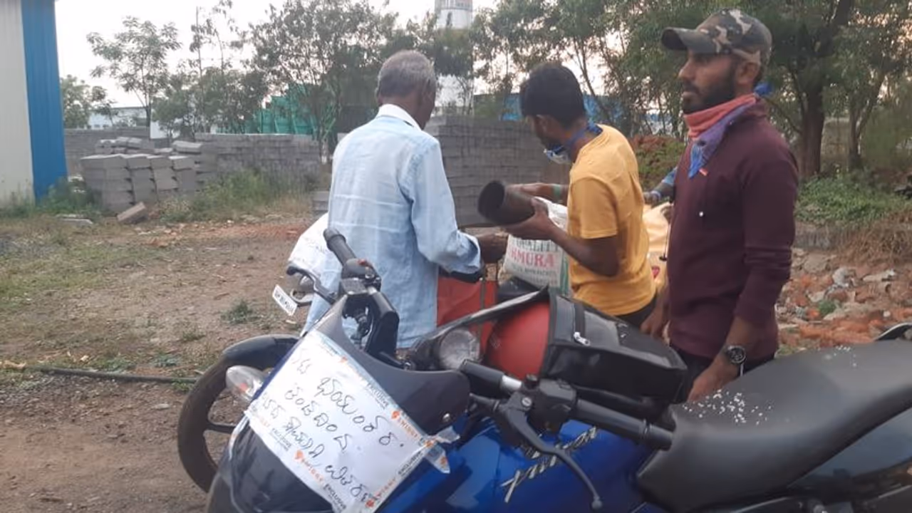 <p>ನಿರ್ಗತಿಕರಿಗೆ 'ನಟ ಭಯಂಕರ' ಚಿತ್ರ ತಂಡದ ಮಹಾನ್ ಸಹಾಯ!</p> <p>ನಿರ್ಗತಿಕರಿಗೆ 'ನಟ ಭಯಂಕರ' ಚಿತ್ರ ತಂಡದ ಮಹಾನ್ ಸಹಾಯ!</p>