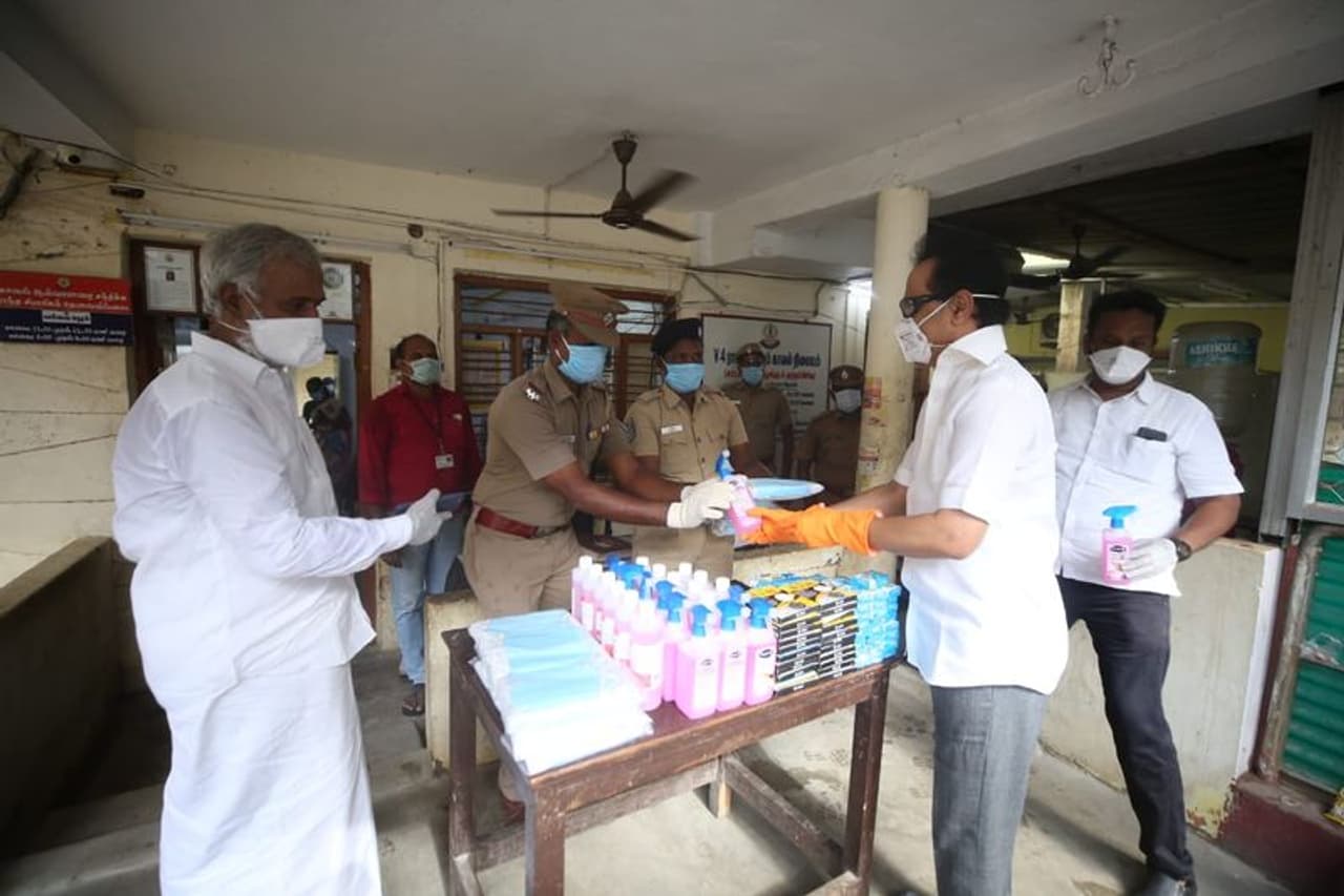 <p>மக்களுக்கு உதவிகள் வழங்கிய திமுக தலைவர் ஸ்டாலின்: </p> <p>மக்களுக்கு உதவிகள் வழங்கிய திமுக தலைவர் ஸ்டாலின்: </p>