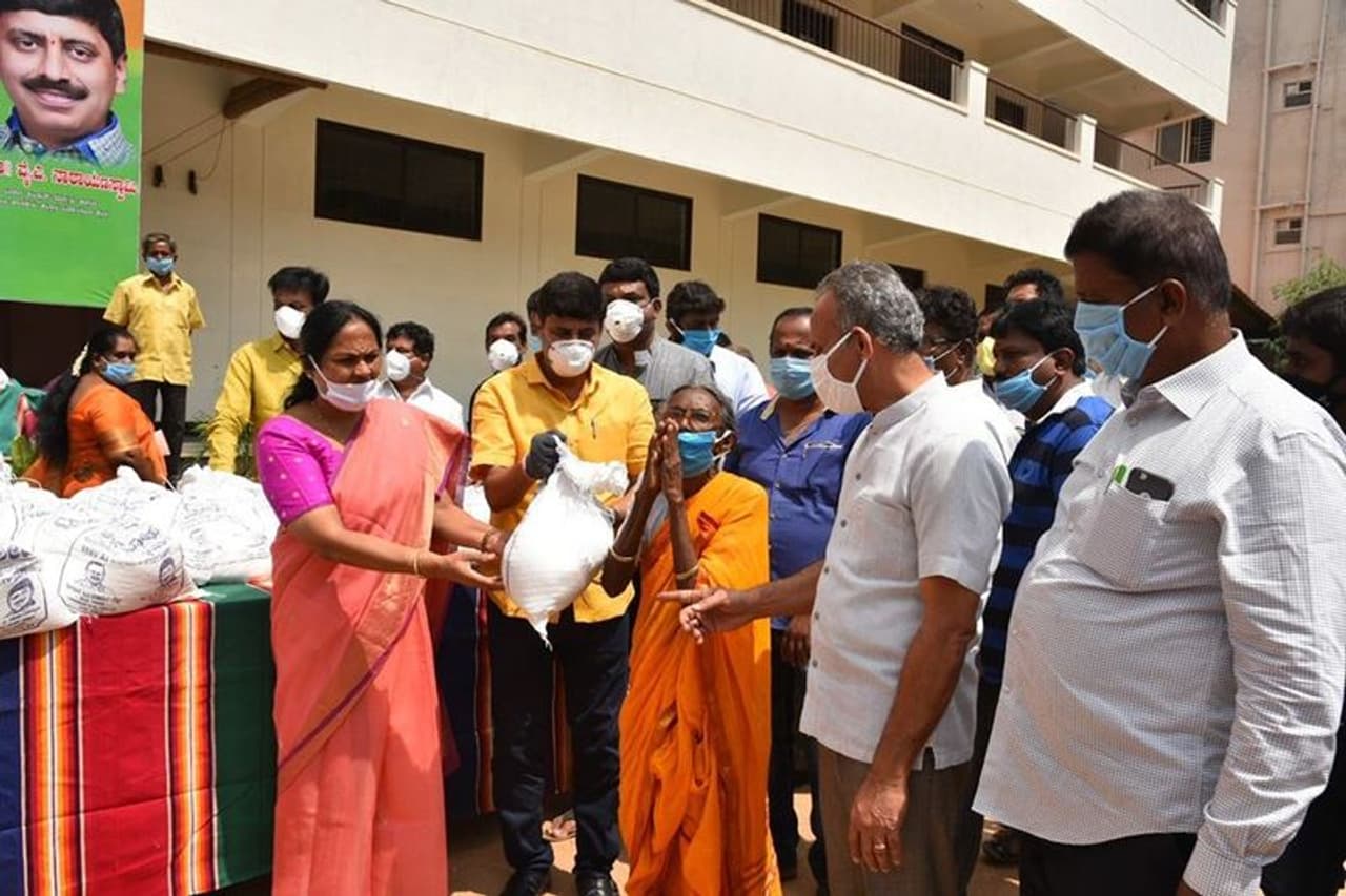 <p>ಲಾಕ್ಡೌನ್ನಿಂದಾಗಿ ಜನರು ದಿನ ನಿತ್ಯದ ವಸ್ತುಗಳಿಗೆ ಕಷ್ಟಪಡುತ್ತಿರುವ ಸಂದರ್ಭ ಸಂಸದೆ ಶೋಭಾ ಕರಂದ್ಲಾಜೆ ಜನರಿಗೆ ಆಹಾರದ ಕಿಟ್ಗಳನ್ನು ವಿತರಿಸಿದ್ದಾರೆ.</p> <p>ಲಾಕ್ಡೌನ್ನಿಂದಾಗಿ ಜನರು ದಿನ ನಿತ್ಯದ ವಸ್ತುಗಳಿಗೆ ಕಷ್ಟಪಡುತ್ತಿರುವ ಸಂದರ್ಭ ಸಂಸದೆ ಶೋಭಾ ಕರಂದ್ಲಾಜೆ ಜನರಿಗೆ ಆಹಾರದ ಕಿಟ್ಗಳನ್ನು ವಿತರಿಸಿದ್ದಾರೆ.</p>