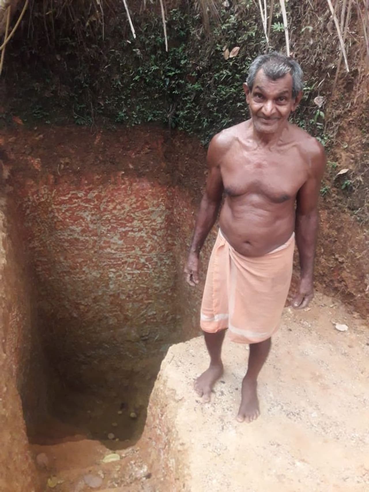 <p>ಪರಿಸರದಲ್ಲಿ ನೀರಿನ ಕೊರತೆ ತಲೆದೋರಿದ ಹಿನ್ನೆಲೆಯಲ್ಲಿ ಲಾಕ್ಡೌನ್ ಸಮಯದಲ್ಲಿ ಪತ್ನಿ, ಪುತ್ರಿ ಹಾಗೂ ಹಿರಿಯ ಜೀವ ಸೇರಿ ತಾವೇ ಸ್ವತಃ ಬಾವಿ ತೋಡಿ ನೀರಿನ ಕೊರತೆ ನಿವಾರಿಸಿದ ಘಟನೆ ಗಡಿನಾಡು ಕಾಸರಗೋಡು ಜಿಲ್ಲೆಯ ಪೆರ್ಲದ ಬಳಿ ನಡೆದಿದೆ.</p> <p>ಪರಿಸರದಲ್ಲಿ ನೀರಿನ ಕೊರತೆ ತಲೆದೋರಿದ ಹಿನ್ನೆಲೆಯಲ್ಲಿ ಲಾಕ್ಡೌನ್ ಸಮಯದಲ್ಲಿ ಪತ್ನಿ, ಪುತ್ರಿ ಹಾಗೂ ಹಿರಿಯ ಜೀವ ಸೇರಿ ತಾವೇ ಸ್ವತಃ ಬಾವಿ ತೋಡಿ ನೀರಿನ ಕೊರತೆ ನಿವಾರಿಸಿದ ಘಟನೆ ಗಡಿನಾಡು ಕಾಸರಗೋಡು ಜಿಲ್ಲೆಯ ಪೆರ್ಲದ ಬಳಿ ನಡೆದಿದೆ.</p>