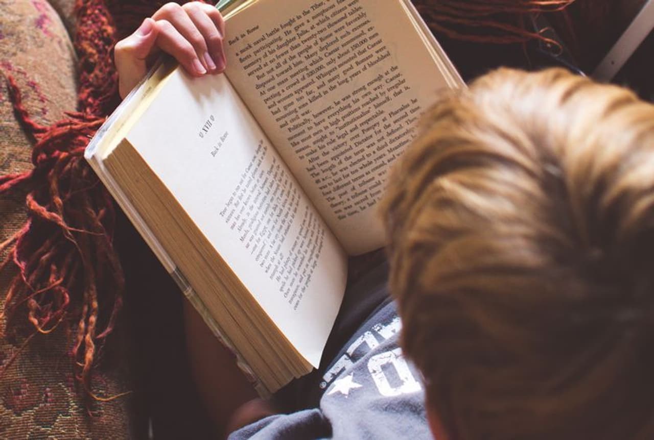 <p>ಪೋಷಕರು ತಮ್ಮ ಮಕ್ಕಳ ಮೇಲೆ ಭಾರಿ ಪರಿಣಾಮ ಬೀರುತ್ತಾರೆ. ತಮ್ಮ ಮಕ್ಕಳು ಎಷ್ಟು ಬೇಗನೆ ಕಲಿಯುತ್ತಾರೆ ಮತ್ತು ಹೊಸದಕ್ಕೆ ಹೊಂದಿಕೊಳ್ಳುತ್ತಾರೆ ಎಂಬುದನ್ನು ಅವರು ನಿರ್ಧರಿಸಬಹುದು. ನೀವು ಈಗ ಅವರಿಗೆ ಏನು ಕಲಿಸುತ್ತೀರಿ ಎಂಬುದು ಅವರ ಭವಿಷ್ಯವನ್ನು ರೂಪಿಸಲು ಸಹಾಯ ಮಾಡುತ್ತದೆ. ಆದ್ದರಿಂದ, ಹೆಚ್ಚಿನ ತೊಂದರೆಗಳನ್ನು ತಡೆಗಟ್ಟಲು ನಿಮ್ಮ ಮಗುವಿನ ಓದುವ ನಿರರ್ಗಳತೆಯನ್ನು ಸುಧಾರಿಸುವುದು ಬಹಳ ಮುಖ್ಯ. ಅದನ್ನು ಮಾಡಲು ಪರಿಣಾಮಕಾರಿ ಮಾರ್ಗಗಳು ಇಲ್ಲಿವೆ.</p> <p>ಪೋಷಕರು ತಮ್ಮ ಮಕ್ಕಳ ಮೇಲೆ ಭಾರಿ ಪರಿಣಾಮ ಬೀರುತ್ತಾರೆ. ತಮ್ಮ ಮಕ್ಕಳು ಎಷ್ಟು ಬೇಗನೆ ಕಲಿಯುತ್ತಾರೆ ಮತ್ತು ಹೊಸದಕ್ಕೆ ಹೊಂದಿಕೊಳ್ಳುತ್ತಾರೆ ಎಂಬುದನ್ನು ಅವರು ನಿರ್ಧರಿಸಬಹುದು. ನೀವು ಈಗ ಅವರಿಗೆ ಏನು ಕಲಿಸುತ್ತೀರಿ ಎಂಬುದು ಅವರ ಭವಿಷ್ಯವನ್ನು ರೂಪಿಸಲು ಸಹಾಯ ಮಾಡುತ್ತದೆ. ಆದ್ದರಿಂದ, ಹೆಚ್ಚಿನ ತೊಂದರೆಗಳನ್ನು ತಡೆಗಟ್ಟಲು ನಿಮ್ಮ ಮಗುವಿನ ಓದುವ ನಿರರ್ಗಳತೆಯನ್ನು ಸುಧಾರಿಸುವುದು ಬಹಳ ಮುಖ್ಯ. ಅದನ್ನು ಮಾಡಲು ಪರಿಣಾಮಕಾರಿ ಮಾರ್ಗಗಳು ಇಲ್ಲಿವೆ.</p>