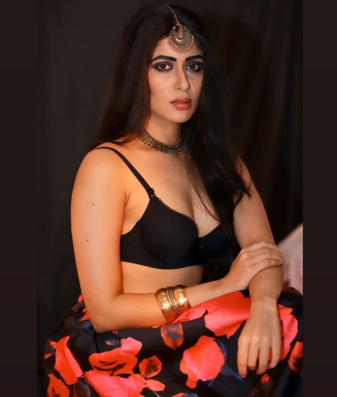 <p>(Courtesy:Instagram) 29 ఏళ్ల నికిత శర్మ బుల్లి తెర క్వీన్ గా హిందీలో రాణిస్తోంది. </p> <p>(Courtesy:Instagram) 29 ఏళ్ల నికిత శర్మ బుల్లి తెర క్వీన్ గా హిందీలో రాణిస్తోంది. </p>