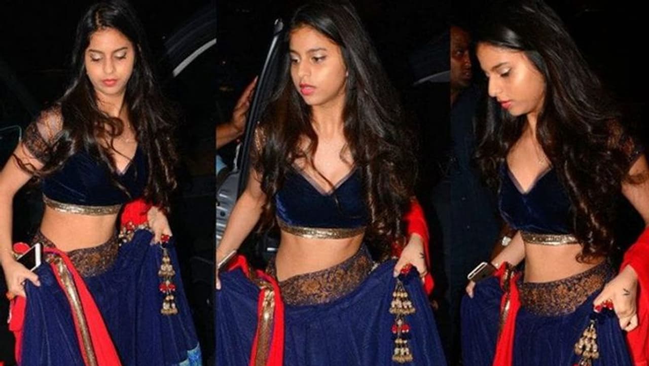 <p>2016 ಬಚ್ಚನ್ ಫ್ಯಾಮಿಲಿಯ ದೀವಾಳಿ ಬ್ಯಾಶ್‌ನಲ್ಲಿ ಸುಹಾನಾ ಕೂಡ ಭಾಗವಹಿಸಿದ್ದರು. ರಾಯಲ್ ಬ್ಲೂ ಮತ್ತು ಗೋಲ್ಡನ್ ಕಲರ್ ಲೆಹೆಂಗಾ ಹಾಗೂ ರೆಡ್‌ ಕಲರ್‌ ದುಪಟ್ಟಾದಲ್ಲಿ 16 ವರ್ಷದ ಸುಹಾನಾ ಎಲ್ಲರ ಗಮನ ಸೆಳೆದಿದ್ದರು. ಕೆಲವರು &nbsp;ಡ್ರೆಸ್‌ ಅನ್ನು ಹೊಗಳಿದ್ದರೆ ಕೆಲವರು ಅವಳನ್ನು ಗೇಲಿ ಮಾಡಿದ್ದರು.&nbsp;</p>