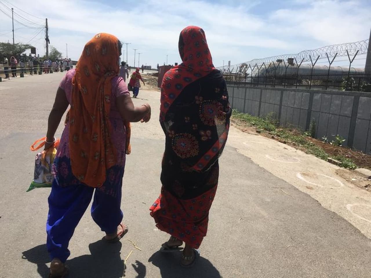 <p>ലോക്ഡൗണ് വന്നതോടെ മിക്കവരും പെട്ടുപോയി. രാജ്യം അടച്ചതിന് പിന്നാലെ കുറച്ച് പേര് നൂറുകണക്കിന് കിലോമീറ്റര് താണ്ടി സ്വന്തം ഗ്രാമങ്ങളിലേക്ക് പലായനം ചെയ്തു. </p> <p>ലോക്ഡൗണ് വന്നതോടെ മിക്കവരും പെട്ടുപോയി. രാജ്യം അടച്ചതിന് പിന്നാലെ കുറച്ച് പേര് നൂറുകണക്കിന് കിലോമീറ്റര് താണ്ടി സ്വന്തം ഗ്രാമങ്ങളിലേക്ക് പലായനം ചെയ്തു. </p>