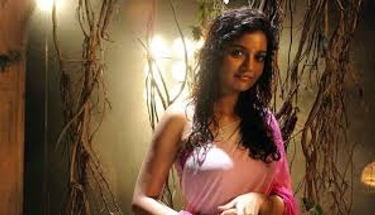 <p style="text align: justify;">మా టీవీలో ప్రసారం అయిన కలర్స్‌ ప్రొగ్రామ్ ద్వారా గ్లామర్‌ ఫీల్డ్ కు పరిచయం అయిన అందాల భామ కలర్స స్వాతి. బుల్లితెర మీద మంచి ఫేం సంపాదించుకున్న ఈ బ్యూటీ తరువాత హీరోయిన్‌గానూ సత్తా చాటింది.</p>