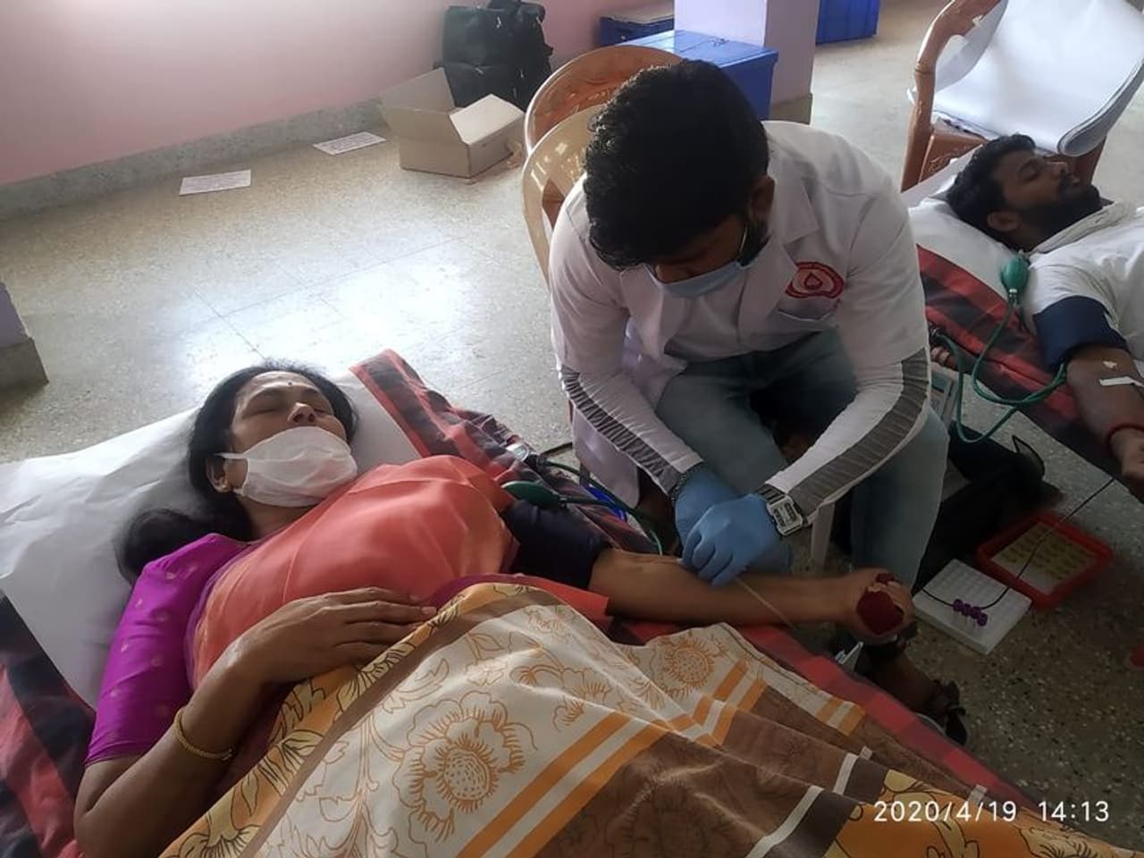 <p>ಕೊರೋನಾ ವಿರುದ್ಧ ಹೋರಾಟ: ರಾಷ್ಟ್ರೋತ್ಥಾನದಿಂದ ಬೆಂಗಳೂರಿನ ವಾಜರಹಳ್ಳಿಯಲ್ಲಿ ಹಮ್ಮಿಕೊಂಡಿದ್ದ ರಕ್ತದಾನ ಶಿಬಿರದಲ್ಲಿ ಚಿಕ್ಕಮಗಳೂರು ಉಡುಪಿ ಸಂಸದೆ ಶೋಭಾ ಕರಂದ್ಲಾಜೆ ರಕ್ತದಾನ ಮಾಡಿದರು.</p> <p>ಕೊರೋನಾ ವಿರುದ್ಧ ಹೋರಾಟ: ರಾಷ್ಟ್ರೋತ್ಥಾನದಿಂದ ಬೆಂಗಳೂರಿನ ವಾಜರಹಳ್ಳಿಯಲ್ಲಿ ಹಮ್ಮಿಕೊಂಡಿದ್ದ ರಕ್ತದಾನ ಶಿಬಿರದಲ್ಲಿ ಚಿಕ್ಕಮಗಳೂರು ಉಡುಪಿ ಸಂಸದೆ ಶೋಭಾ ಕರಂದ್ಲಾಜೆ ರಕ್ತದಾನ ಮಾಡಿದರು.</p>