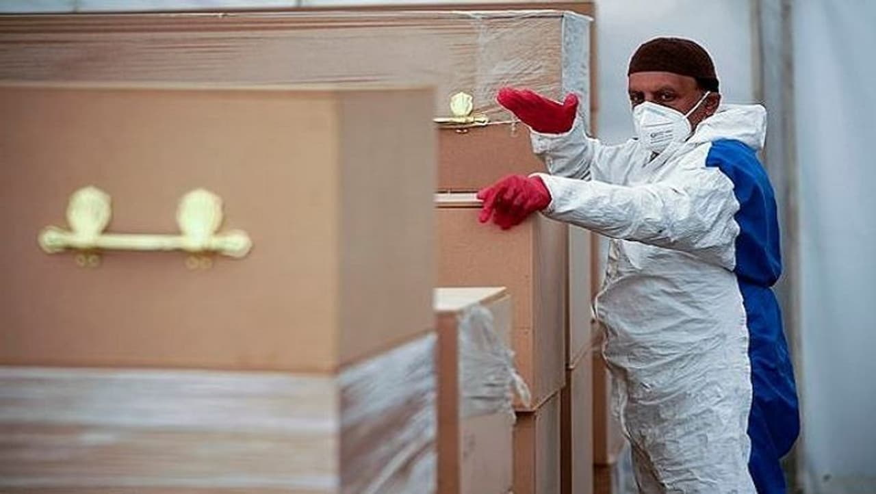 <p>Images show the coffins placed on top of each other inside the mortuary built on the car park of Central Jamia Mosque Ghamkol Sharif in Small Heath, Birmingham. This comes as the country continues to grapple with the scale of the pandemic.<br /> </p> <p>Images show the coffins placed on top of each other inside the mortuary built on the car park of Central Jamia Mosque Ghamkol Sharif in Small Heath, Birmingham. This comes as the country continues to grapple with the scale of the pandemic.<br /> </p>