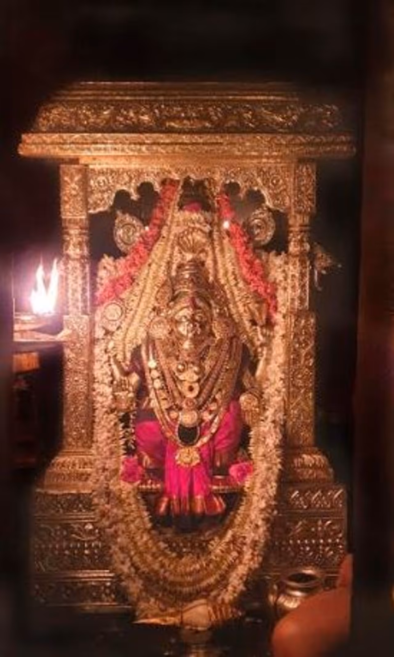 <p>ದೇಶವೇ ಲಾಕ್ಡೌನ್ ಆಗಿರುವಾಗ ದೇವಸ್ಥಾನಗಳಿಗೆ ಭಕ್ತರ ಪ್ರವೇಶವೇ ನಿರ್ಬಂಧಿಸಲಾಗಿದೆ. ಆದರೂ ದ.ಕ.ಜಿಲ್ಲೆಯ ಪ್ರಸಿದ್ಧ ಶ್ರೀ ಕಟೀಲು ದುರ್ಗಾಪರಮೇಶ್ವರಿ ದೇವಸ್ಥಾಾನದದ ಅಲಂಕೃತ ಭ್ರಮರಾಂಬೆಯ ದರ್ಶನ ಭಕ್ತರ ಅಂಗೈಯಲ್ಲೇ ದಿನಕ್ಕೆರಡು ಬಾರಿ ಆಗುತ್ತಿದೆ! ಇದನ್ನು ಸಾಧ್ಯವಾಗಿಸಿದ್ದು ತಂತ್ರಜ್ಞಾನ. ಕಟೀಲು ದೇವಸ್ಥಾಾನಕ್ಕೆ ದೇಶ, ವಿದೇಶಗಳಲ್ಲಿ ಲಕ್ಷಾಂತರ ಭಕ್ತರಿದ್ದಾರೆ. </p> <p>ದೇಶವೇ ಲಾಕ್ಡೌನ್ ಆಗಿರುವಾಗ ದೇವಸ್ಥಾನಗಳಿಗೆ ಭಕ್ತರ ಪ್ರವೇಶವೇ ನಿರ್ಬಂಧಿಸಲಾಗಿದೆ. ಆದರೂ ದ.ಕ.ಜಿಲ್ಲೆಯ ಪ್ರಸಿದ್ಧ ಶ್ರೀ ಕಟೀಲು ದುರ್ಗಾಪರಮೇಶ್ವರಿ ದೇವಸ್ಥಾಾನದದ ಅಲಂಕೃತ ಭ್ರಮರಾಂಬೆಯ ದರ್ಶನ ಭಕ್ತರ ಅಂಗೈಯಲ್ಲೇ ದಿನಕ್ಕೆರಡು ಬಾರಿ ಆಗುತ್ತಿದೆ! ಇದನ್ನು ಸಾಧ್ಯವಾಗಿಸಿದ್ದು ತಂತ್ರಜ್ಞಾನ. ಕಟೀಲು ದೇವಸ್ಥಾಾನಕ್ಕೆ ದೇಶ, ವಿದೇಶಗಳಲ್ಲಿ ಲಕ್ಷಾಂತರ ಭಕ್ತರಿದ್ದಾರೆ. </p>