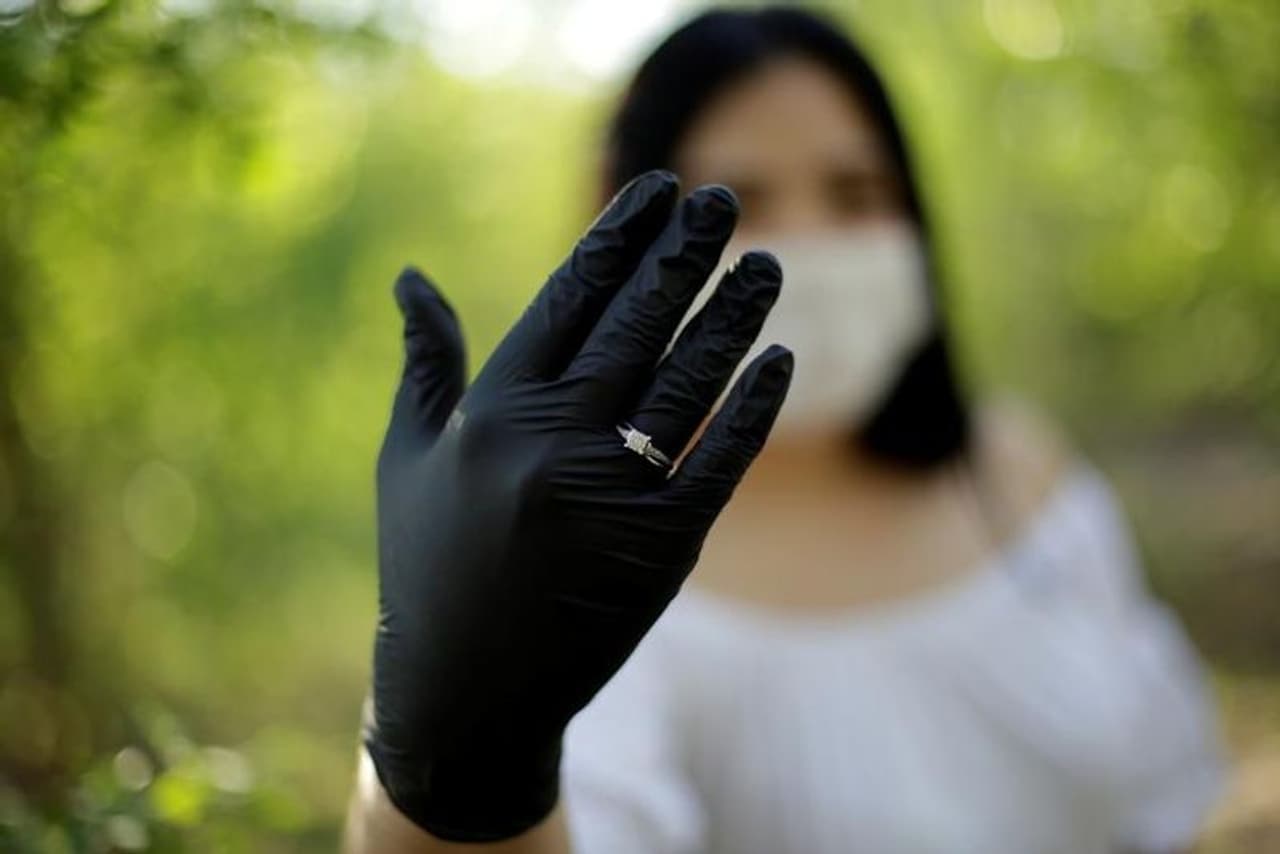 <p>മെക്സിക്കോയിലെ സിയുഡാഡ് ജുവാരസിൽ കൊറോണ വൈറസ് രോഗം പടർന്നതിനെ തുടർന്ന് മാറ്റിവച്ച വിവാഹം, 2020 ഏപ്രിൽ 10 ന് നടത്തിയപ്പോള് മെക്സിക്കക്കാരിയായ വധു ഗബ്രിയേല ഡെൽഗഡോ ഫോട്ടോഷൂട്ടിനിടെ തന്റെ വിവാഹനിശ്ചയ മോതിരം കാണിക്കുന്നു.<br /> </p> <p>മെക്സിക്കോയിലെ സിയുഡാഡ് ജുവാരസിൽ കൊറോണ വൈറസ് രോഗം പടർന്നതിനെ തുടർന്ന് മാറ്റിവച്ച വിവാഹം, 2020 ഏപ്രിൽ 10 ന് നടത്തിയപ്പോള് മെക്സിക്കക്കാരിയായ വധു ഗബ്രിയേല ഡെൽഗഡോ ഫോട്ടോഷൂട്ടിനിടെ തന്റെ വിവാഹനിശ്ചയ മോതിരം കാണിക്കുന്നു.<br /> </p>