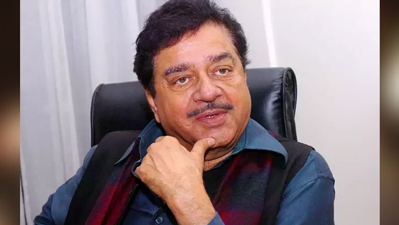 <p>ದಾನ ಮಡುವುದು ಇನ್ನೊಬ್ಬರಿಗೆ ಗೊತ್ತಾಗಬಾರದು. ಆದರೀಗ ಶೋ ಆಫ್ ಆಗಿದೆ ಎಂದ ಬಾಲಿವುಡ್ ನಟ ಶತ್ರುಘ್ನಾ ಸಿನ್ಹಾ ಹೇಳಿಕೆಗೆ ಸಿಕ್ಕಾಪಟ್ಟೆ ವಿರೋಧ ವ್ಯಕ್ತವಾಗಿತ್ತು. ಆದರೆ, ಇದೀಗ ತಮ್ಮ ಹೇಳಿಕೆಯನ್ನು ಅವರು ಸಮರ್ಥಿಸಿಕೊಂಡಿದ್ದು ಹೀಗೆ. </p> <p>ದಾನ ಮಡುವುದು ಇನ್ನೊಬ್ಬರಿಗೆ ಗೊತ್ತಾಗಬಾರದು. ಆದರೀಗ ಶೋ ಆಫ್ ಆಗಿದೆ ಎಂದ ಬಾಲಿವುಡ್ ನಟ ಶತ್ರುಘ್ನಾ ಸಿನ್ಹಾ ಹೇಳಿಕೆಗೆ ಸಿಕ್ಕಾಪಟ್ಟೆ ವಿರೋಧ ವ್ಯಕ್ತವಾಗಿತ್ತು. ಆದರೆ, ಇದೀಗ ತಮ್ಮ ಹೇಳಿಕೆಯನ್ನು ಅವರು ಸಮರ್ಥಿಸಿಕೊಂಡಿದ್ದು ಹೀಗೆ. </p>