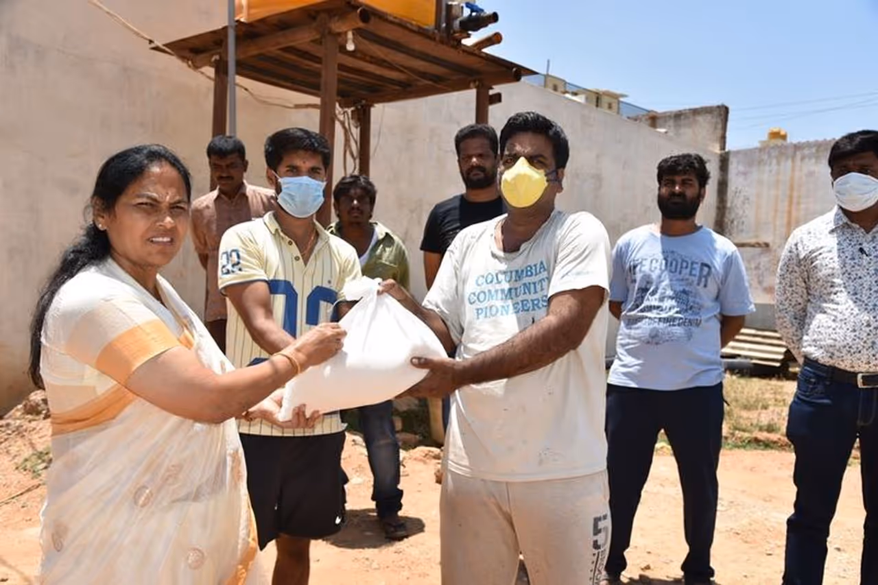 <p>ಬೆಂಗಳೂರಿನ ತನಿಸಂದ್ರದಲ್ಲಿರುವ ಉತ್ತರ ಪ್ರದೇಶ, ಬಿಹಾರ, ಜಾರ್ಖಂಡ್ ಹಾಗೂ ಪಶ್ಚಿಮ ಬಂಗಾಳ ಮತ್ತು ಉತ್ತರ ಕರ್ನಾಟಕ ಭಾಗದ ವಲಸೆ ಕಾರ್ಮಿಕರಿಗೆ ದಿನಬಳಕೆಯ ಅಗತ್ಯ ವಸ್ತುಗಳನ್ನು ವಿತರಿಸಿದ್ದಾರೆ.</p> <p>ಬೆಂಗಳೂರಿನ ತನಿಸಂದ್ರದಲ್ಲಿರುವ ಉತ್ತರ ಪ್ರದೇಶ, ಬಿಹಾರ, ಜಾರ್ಖಂಡ್ ಹಾಗೂ ಪಶ್ಚಿಮ ಬಂಗಾಳ ಮತ್ತು ಉತ್ತರ ಕರ್ನಾಟಕ ಭಾಗದ ವಲಸೆ ಕಾರ್ಮಿಕರಿಗೆ ದಿನಬಳಕೆಯ ಅಗತ್ಯ ವಸ್ತುಗಳನ್ನು ವಿತರಿಸಿದ್ದಾರೆ.</p>