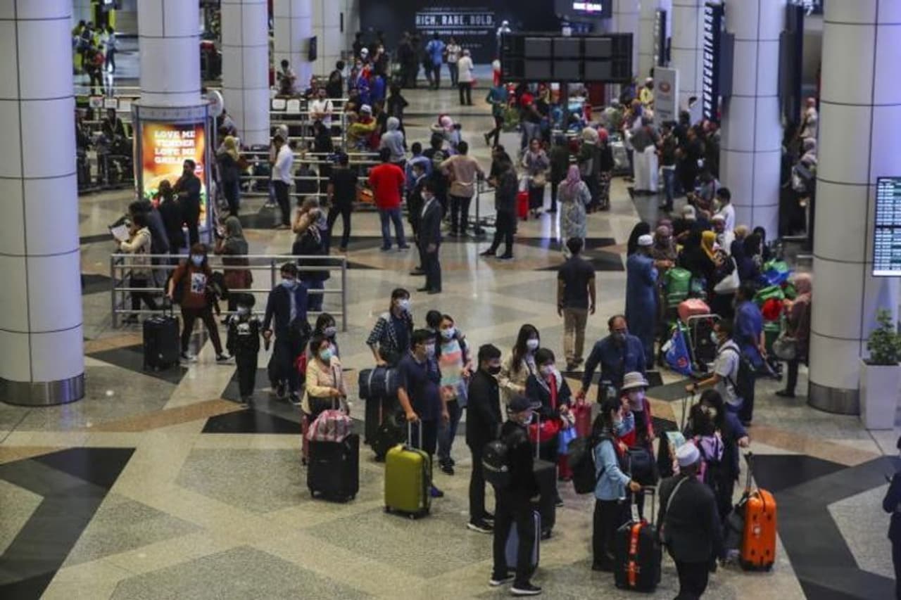 <p>ಕೊರೋನಾ ವೈರಸ್ ಮಲೇಷ್ಯಾದಲ್ಲೂ ಆತಂಕ ಹುಟ್ಟು ಹಾಕಿದೆ. ಇಲ್ಲಿ ಈವರೆಗೂ 5,482 ಪ್ರಕರಣಗಳು ವರದಿಯಾಗಿದ್ದು, 92 ಮಂದಿ ಸಾವನ್ನಪ್ಪಿದ್ದಾರೆ.</p>