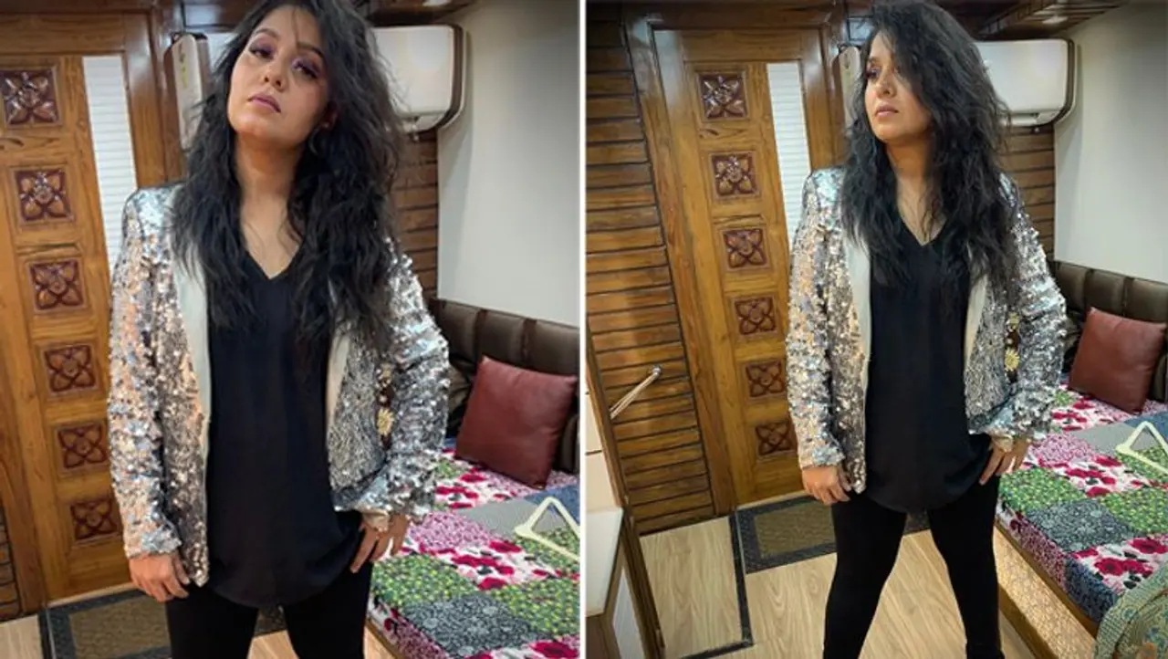 <p>ಕನ್ನಡದಲ್ಲಿ ಮುಂಗಾರು ಮಳೆ&nbsp;ಚಿತ್ರದಲ್ಲಿ ಕುಣಿದು ಕುಣಿದು ಬಾರೆಯಿಂದ ಹಿಡಿದು ಅನೇಕ ಹಾಡುಗಳನ್ನು ಹಾಡಿರುವ ಸುನಿಧಿ ಕನ್ನಡಿಗರೂ ಮೆಚ್ಚಿನ ಗಾಯಕಿ. ಅತಿ ಚಿಕ್ಕ ವಯಸ್ಸಿನಲ್ಲೇ ಗಾಯನ ಶುರುಮಾಡಿದವರು&nbsp;ಸುನಿಧಿ.</p>