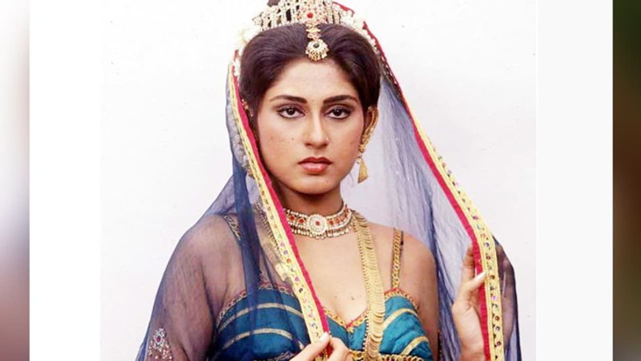 <p>ದ್ರೌಪದಿ ಪಾತ್ರವನ್ನು ನಿರ್ವಹಿಸುವ ಮೂಲಕ ಪ್ರಸಿದ್ಧಿಯಾದ ರೂಪಾ ಗಂಗೂಲಿಗೆ 53 ವರ್ಷ. ಅವರು ಹಿಂದಿ ಮತ್ತು ಬಂಗಾಳಿ ಚಲನಚಿತ್ರಗಳ ಜೊತೆಗೆ ದೂರದರ್ಶನದಲ್ಲೂ ಸಾಕಷ್ಟು ಕೆಲಸ ಮಾಡಿರುವ ರೂಪಾಳ ವೈಯಕ್ತಿಕ ಜೀವನ ಸಂತೋಷವಾಗಿರಲಿಲ್ಲ.</p> <p>ದ್ರೌಪದಿ ಪಾತ್ರವನ್ನು ನಿರ್ವಹಿಸುವ ಮೂಲಕ ಪ್ರಸಿದ್ಧಿಯಾದ ರೂಪಾ ಗಂಗೂಲಿಗೆ 53 ವರ್ಷ. ಅವರು ಹಿಂದಿ ಮತ್ತು ಬಂಗಾಳಿ ಚಲನಚಿತ್ರಗಳ ಜೊತೆಗೆ ದೂರದರ್ಶನದಲ್ಲೂ ಸಾಕಷ್ಟು ಕೆಲಸ ಮಾಡಿರುವ ರೂಪಾಳ ವೈಯಕ್ತಿಕ ಜೀವನ ಸಂತೋಷವಾಗಿರಲಿಲ್ಲ.</p>