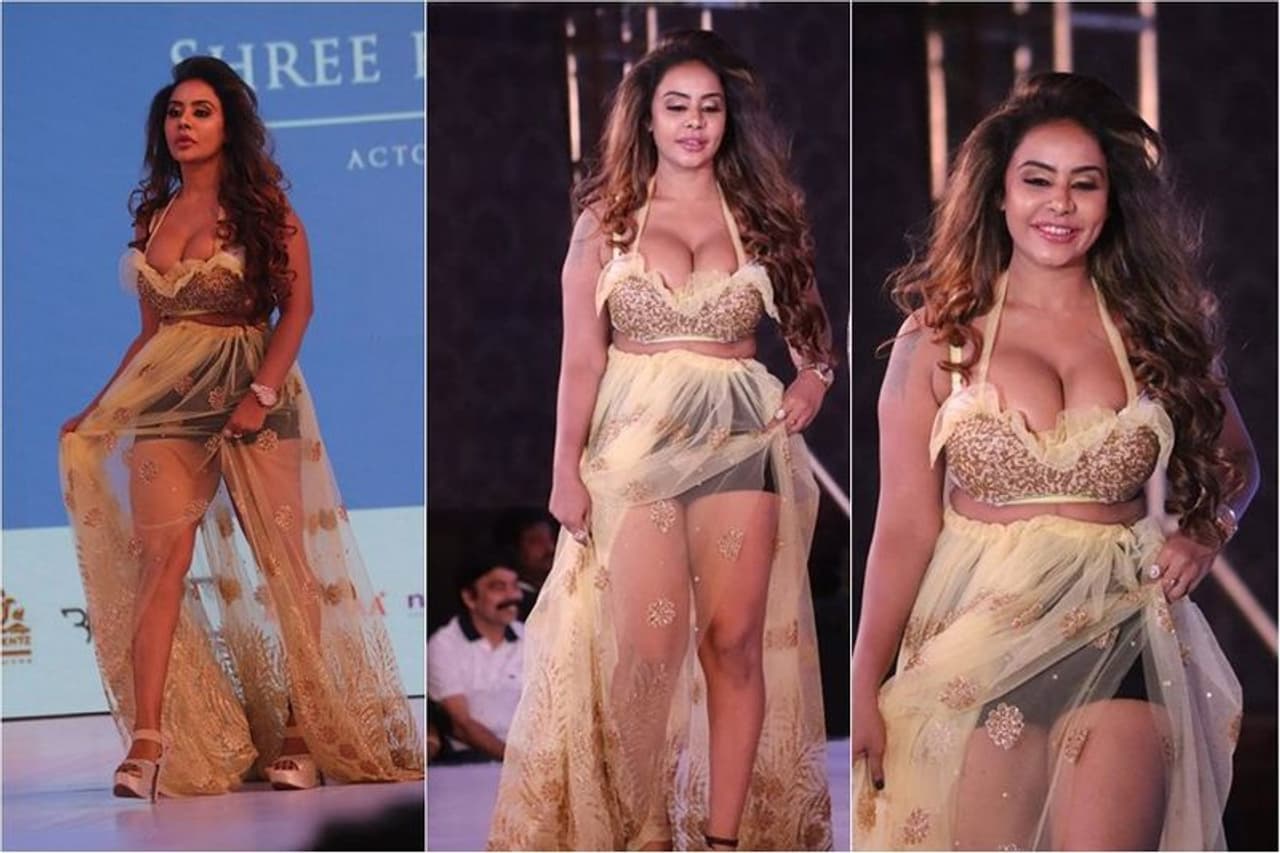 <p style="text align: justify;">తాజాగా శ్రీరెడ్డి చేసిన ఓ పోస్ట్ సోషల్ మీడియా వైరల్గా మారింది. వివాదాస్పద నటి మాధవి లత చేసిన కొన్ని పొలిటికల్ వ్యాఖ్యలకు కౌంటర్గా శ్రీరెడ్డి ఈ కామెంట్స్ చేసింది. తనకు సంబంధం లేని విషయాల్లో కూడా తల దూర్చి ఇలాంటి వివాదాస్పద వ్యాఖ్యలు చేయటం శ్రీరెడ్డి అలవాటే.</p> <p style="text align: justify;">తాజాగా శ్రీరెడ్డి చేసిన ఓ పోస్ట్ సోషల్ మీడియా వైరల్గా మారింది. వివాదాస్పద నటి మాధవి లత చేసిన కొన్ని పొలిటికల్ వ్యాఖ్యలకు కౌంటర్గా శ్రీరెడ్డి ఈ కామెంట్స్ చేసింది. తనకు సంబంధం లేని విషయాల్లో కూడా తల దూర్చి ఇలాంటి వివాదాస్పద వ్యాఖ్యలు చేయటం శ్రీరెడ్డి అలవాటే.</p>